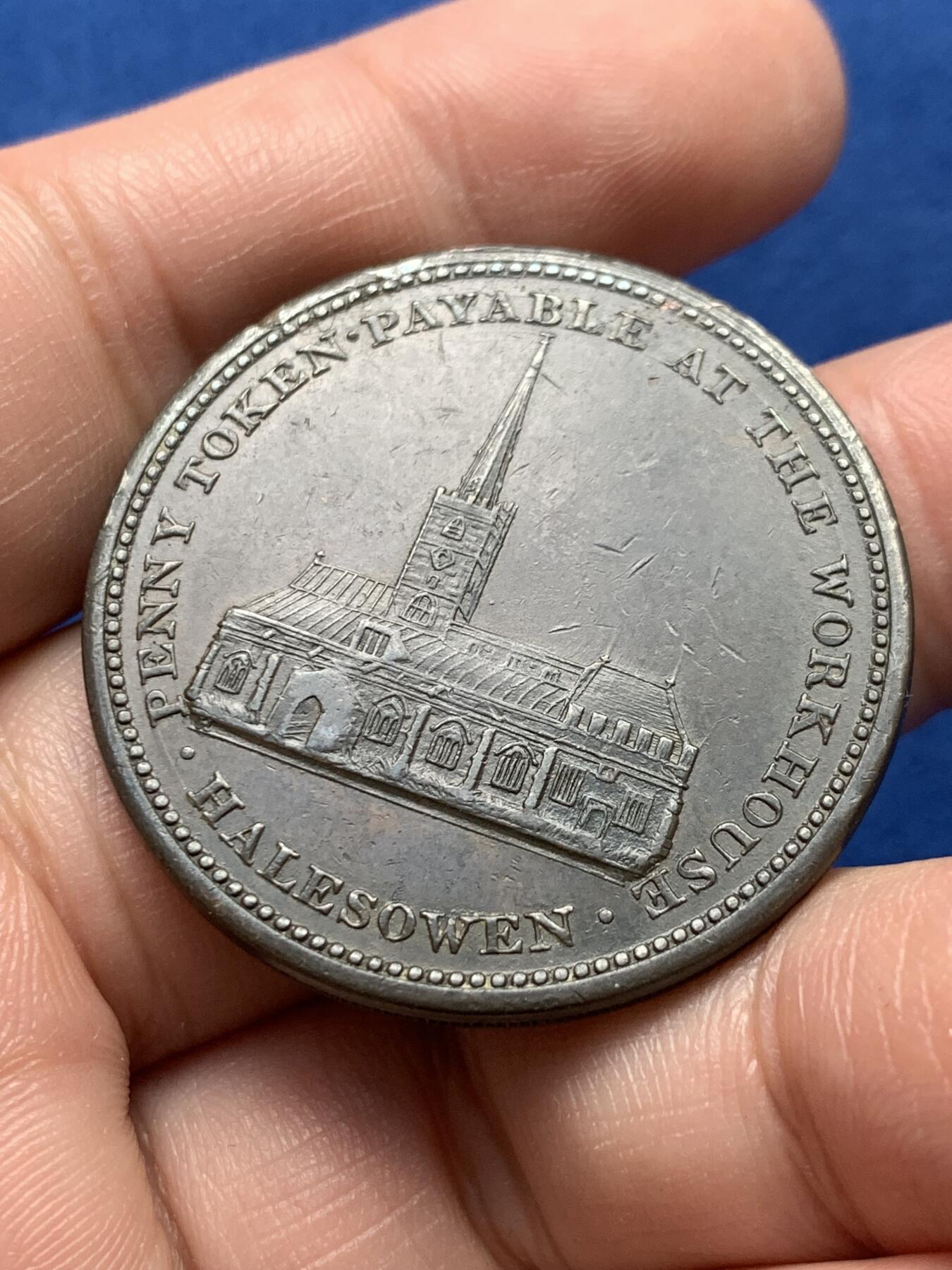 《竞宝斋》第440场 周日，周一，周二 3场连拍 （全场包邮） 英国1813年哈利索文济贫院加厚铜代币，正面是19世纪英国皇家骑兵图案，有“骑马与砍杀”的既视感，顶部写着“天佑吾王”，背面是修道院改建的哈利索文济贫院主视图，37mm，27.5g，少见的加厚代币品种