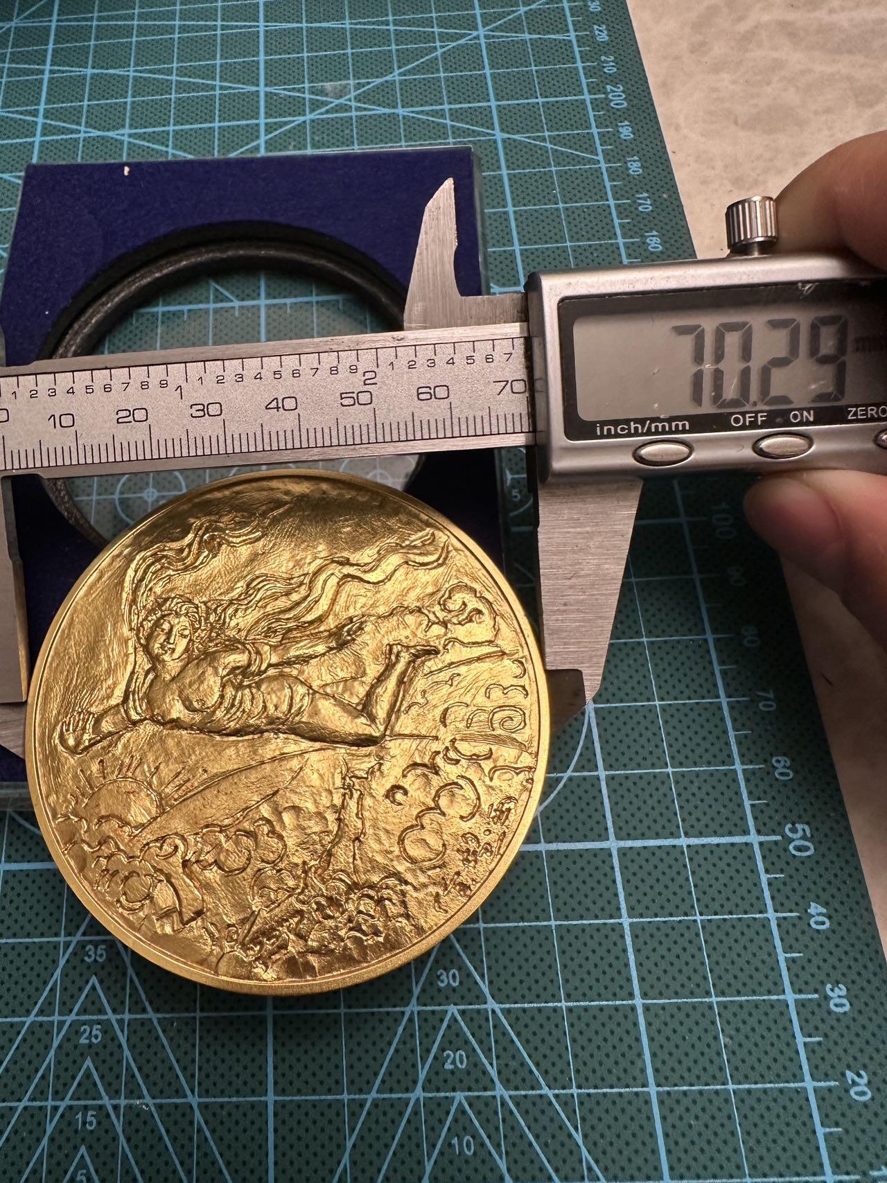 蒂克钱币-第48场日本章牌专场 东京国际空港 天女飞翔镀金章 北村西望作 70mm 163g 亚克力盒