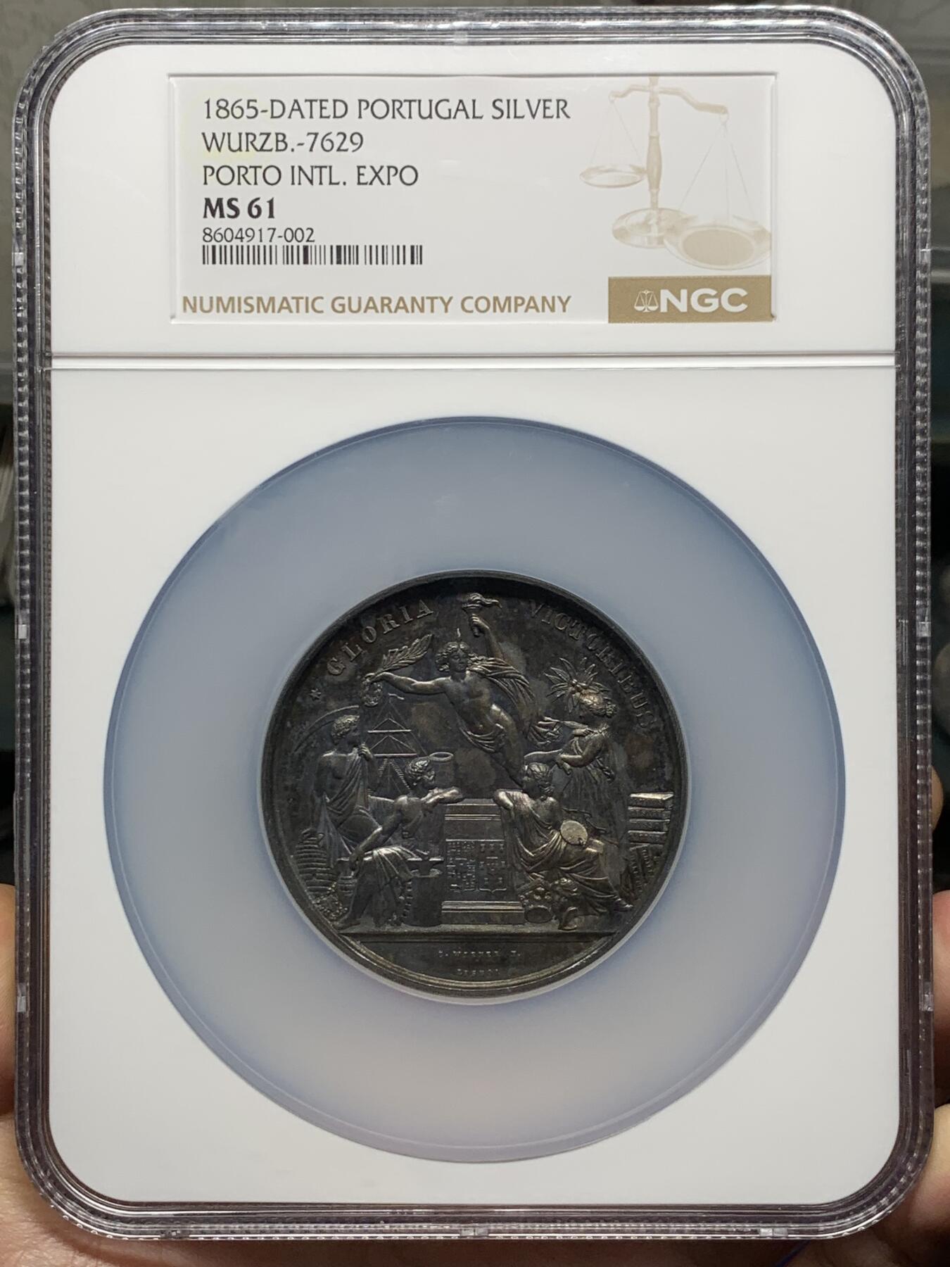 《竞宝斋》第440场 周日，周一，周二 3场连拍 （全场包邮） NGC MS61 葡萄牙1865年波尔多国际博览会大银章，首见品，高浮雕，深彩包浆，艺术性强，正面5个神话人物雕刻细腻，无磨损。赏心悦目爱不释手，这样的大银章很少见了。艺术价值高，值得珍藏。加大加厚盒。著名雕刻家：C.Wiener作品。直径：58mm，重：76g。