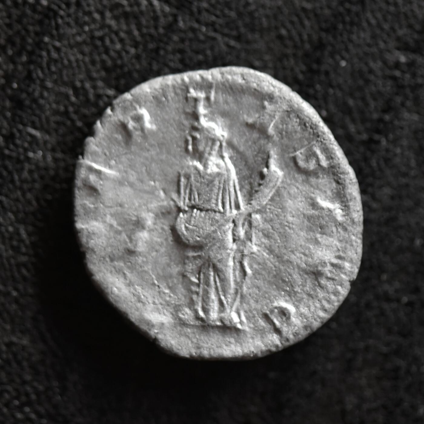 【良泉】第41期【自动场】11月27日晚19.30点开拍！86组，西方古代钱币专场 公元222年【古罗马】幼年头像版（13岁）塞维鲁·亚历山大，背自由女神，迪纳里银币。1.42克