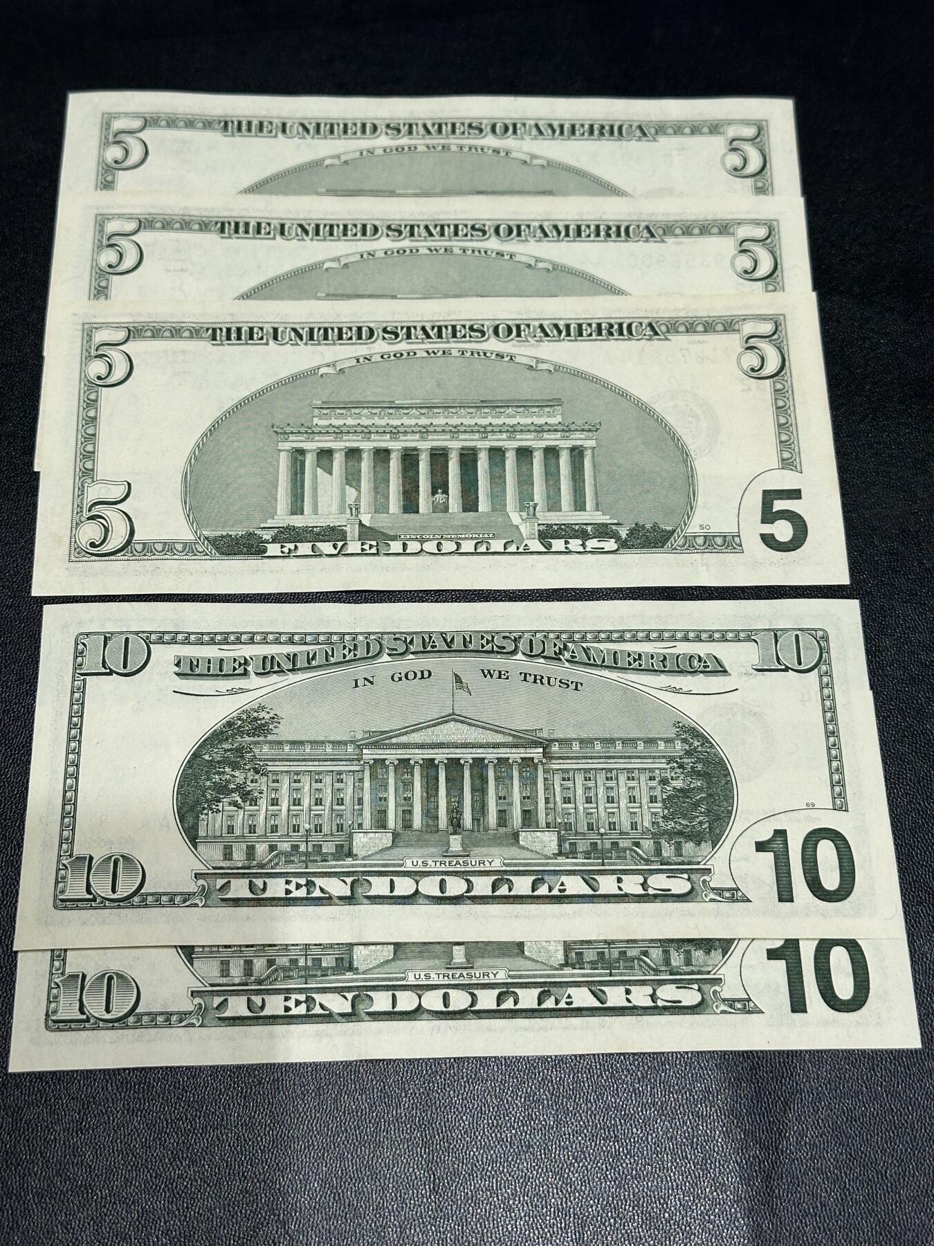 《外钞收藏家》第五百八十六期（品种丰富、精品多）（本平台长期征集拍品、欢迎藏友们联系合作） 2001年美国大头版5三张和10美元2连号 5张一起 全新不绝 轻微潮