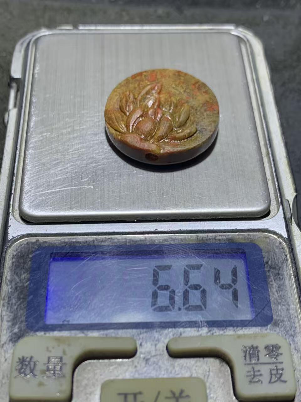 精美亚光草花纹战国红玛瑙手工俏色巧雕荷花板珠一个！