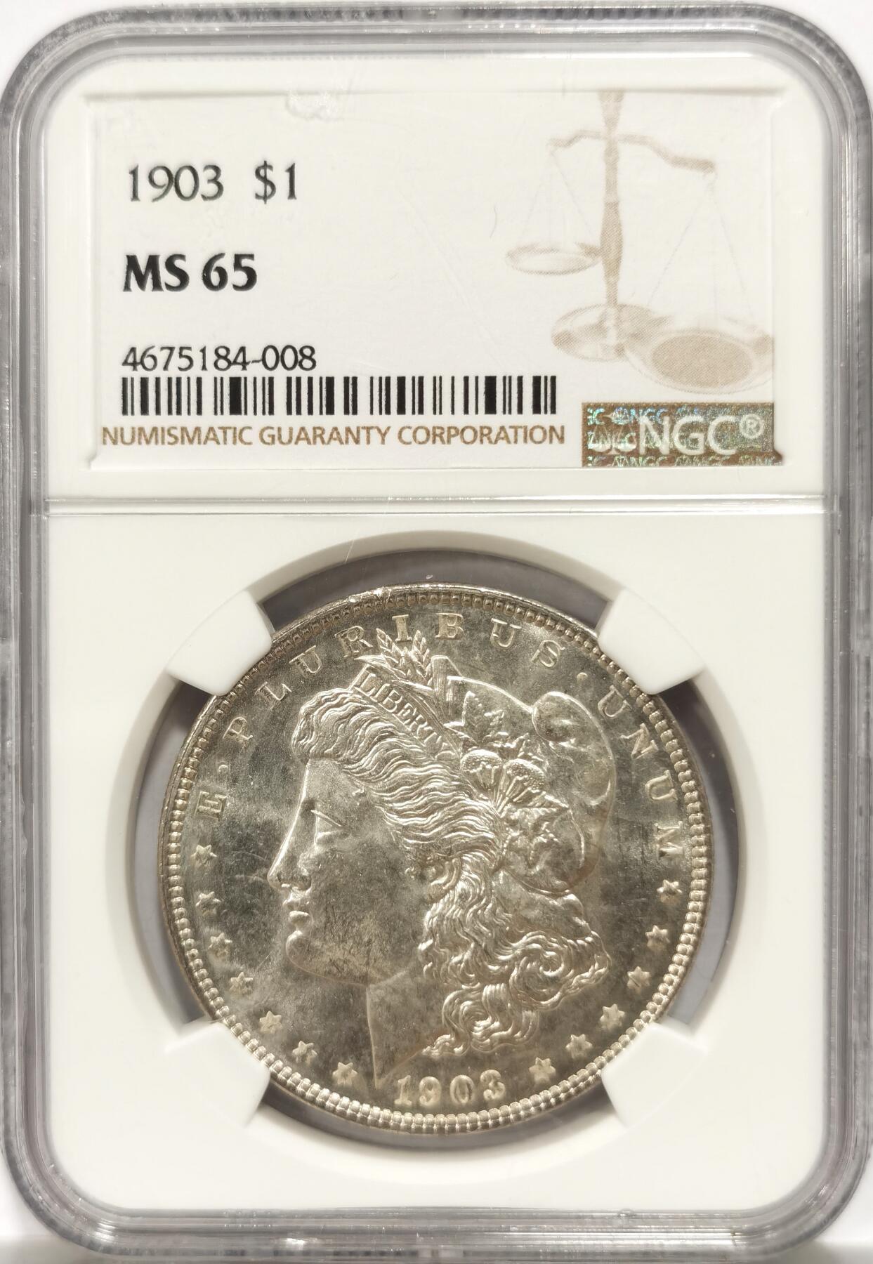 博洋堂藏家专场系列之美国钱币白金之夜专场暨第148期（全场包邮） NGC MS65 美国1903 摩根 此年绝大多数银币一出厂便直接入库 在《皮特曼法案》的大规模熔毁中 因遵循“后进先出”原则 这些最新入库的1903年银元首当其冲 超过95%的产量在原封币袋中就被销毁 因此这个本应常见的年份 其未流通品相意外地变得极其稀有和珍贵 此枚麦稀奇所见最高分 品相极佳 铸痕清晰可见 十字转光 收藏好品