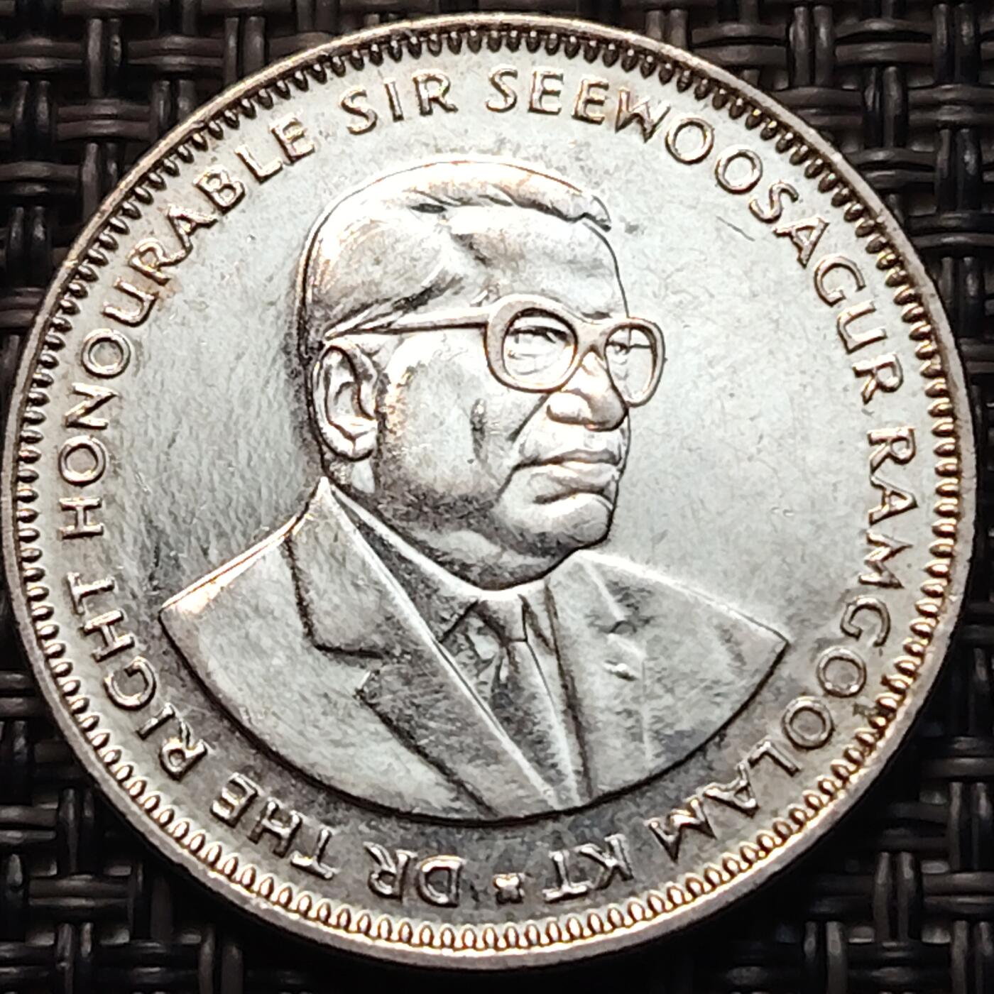 布加迪🐬～世界钱币(上海)🌾第 260 期 /  各国套币和散币 毛里求斯🇲🇺 2012年 1卢比