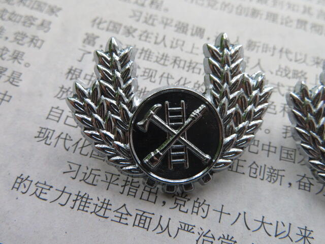 26--二手消防金属领花一对