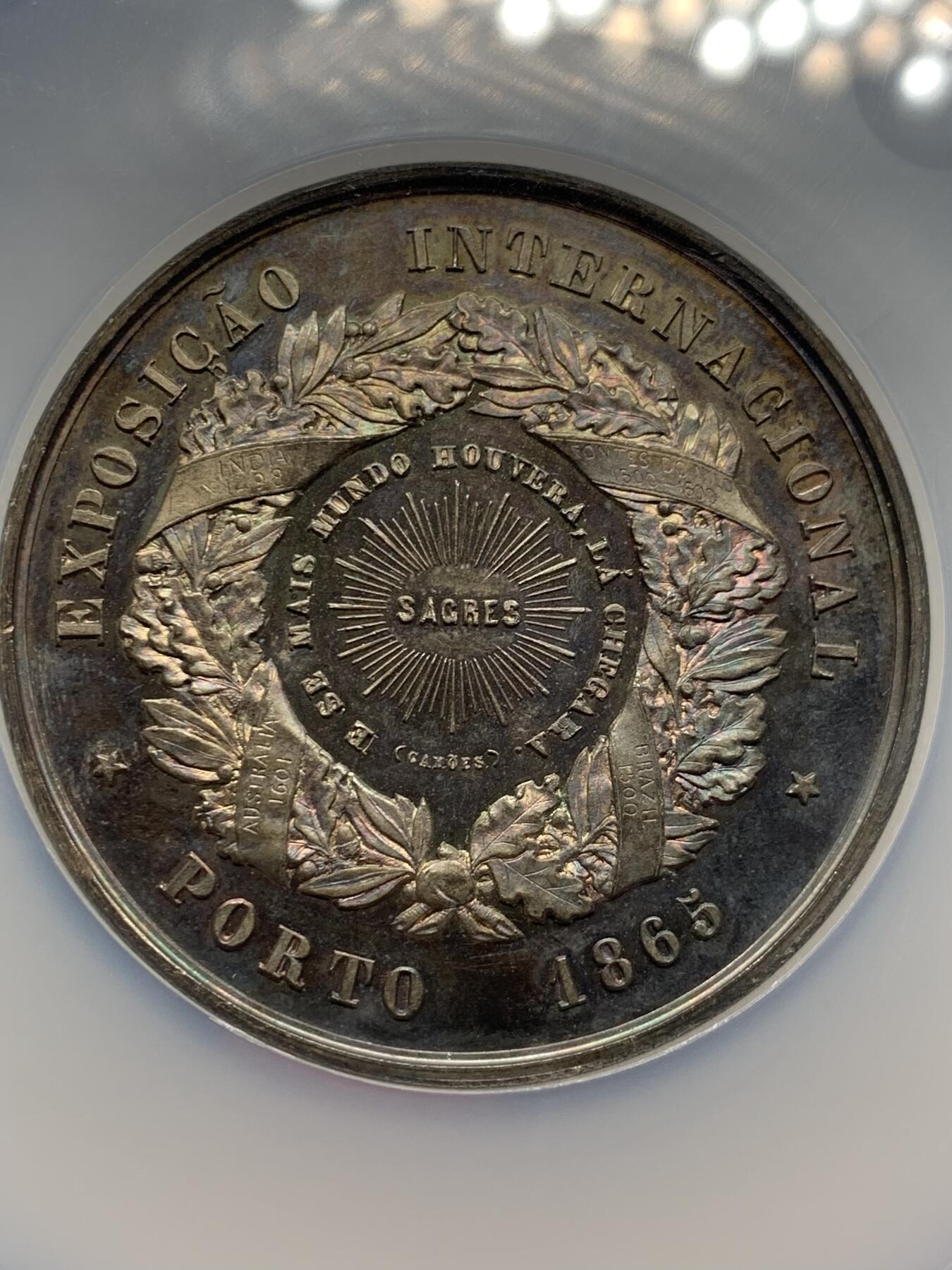 《竞宝斋》第440场 周日，周一，周二 3场连拍 （全场包邮） NGC MS61 葡萄牙1865年波尔多国际博览会大银章，首见品，高浮雕，深彩包浆，艺术性强，正面5个神话人物雕刻细腻，无磨损。赏心悦目爱不释手，这样的大银章很少见了。艺术价值高，值得珍藏。加大加厚盒。著名雕刻家：C.Wiener作品。直径：58mm，重：76g。