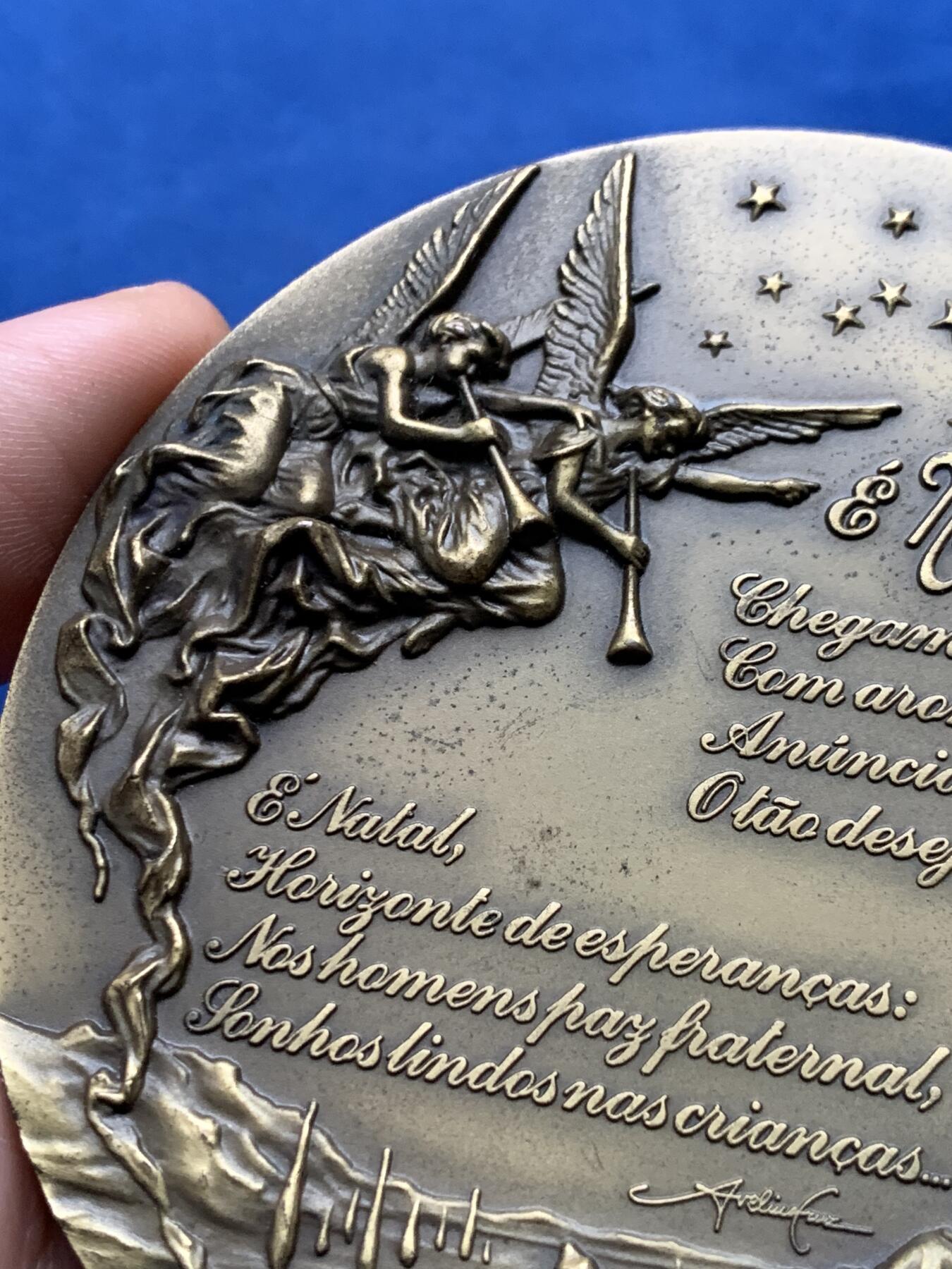 《竞宝斋》第440场 周日，周一，周二 3场连拍 （全场包邮） 法国宗教圣诞颂歌铜奖章，317.9g，90.4mm，无边铭，超高浮雕，带原包装