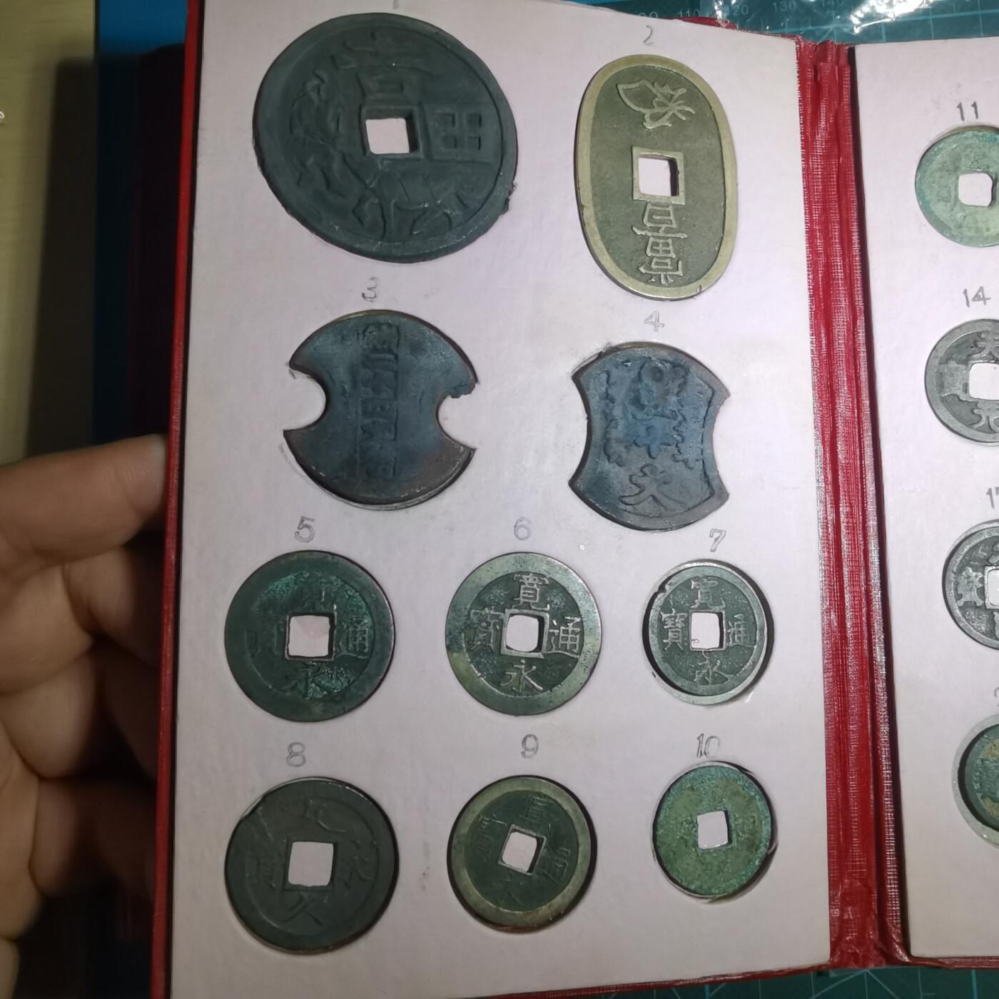 沼泽如烟--第906场 日本册子两本图六吉田和两枚异形花钱看假其它保真