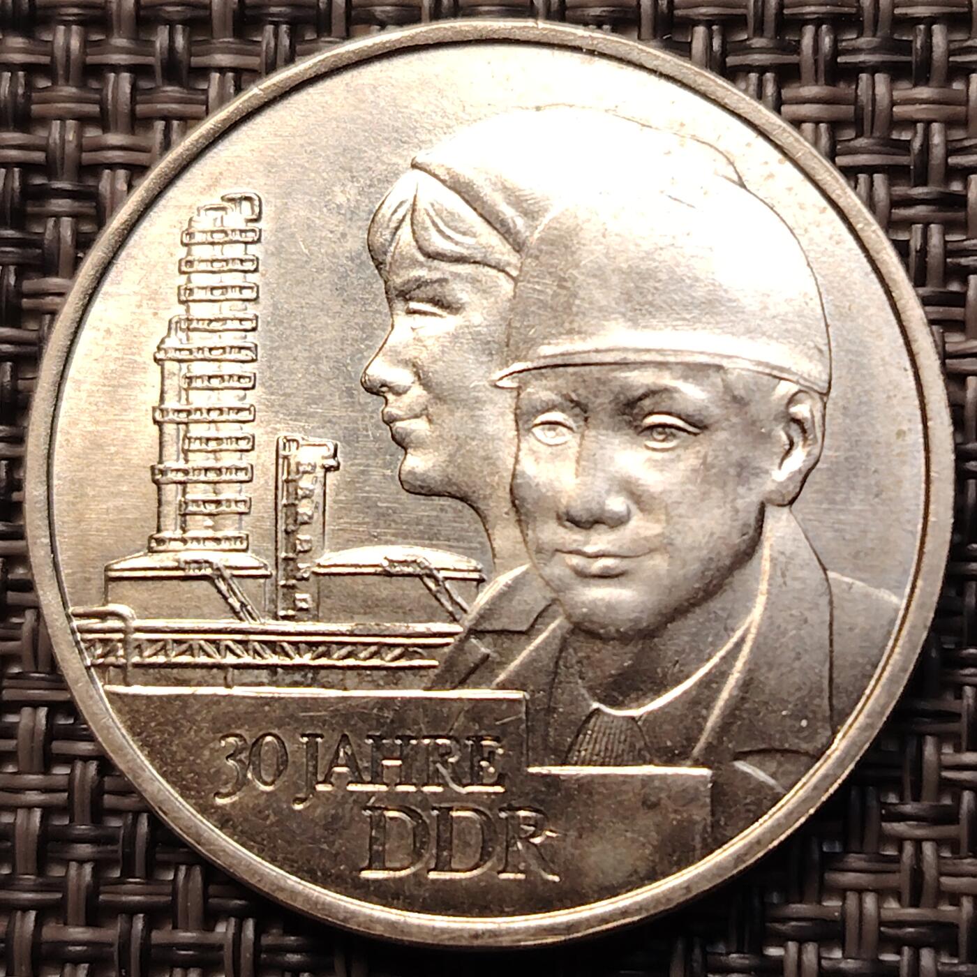 布加迪🐬～世界钱币(上海)🌾第 261 期 /  各国套币和散币 东德1979年20马克纪念币 民主德国建国30周年