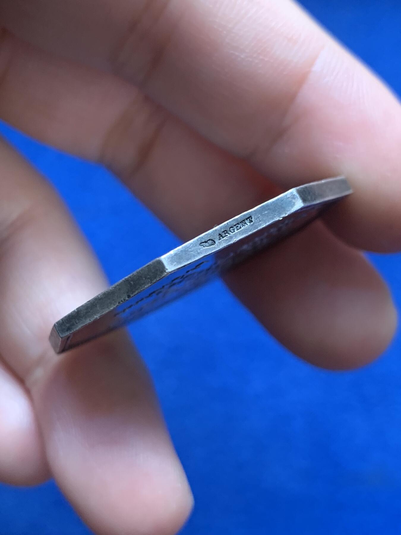 《竞宝斋》第440场 周日，周一，周二 3场连拍 （全场包邮） 1869年里昂综合保险银质八角代币，稀少品种，正面雄狮手持大宝剑图案，直径：36mm，重：21.6g