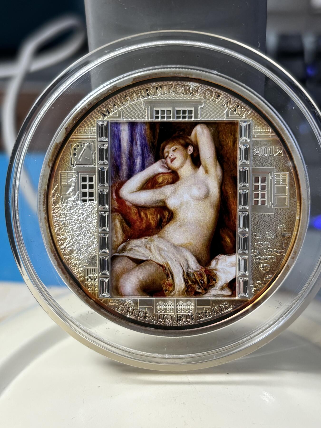 第182期拍卖 2012年库克20元镶水晶彩色精制银币 杰作系列-睡着的浴女（雷诺阿） 3盎司999银 盒证全，有氧化，国外售价在500美金左右，外盒有破