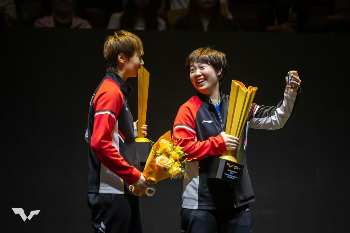 零元拍：黄金组合王曼昱蒯曼双签中国乒协官方出品《乒乓世界》纪念卡！24.5/17.5CM