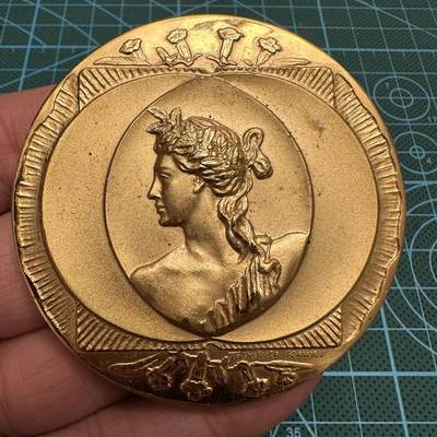 蒂克钱币-第48场日本章牌专场 - 欧洲 少女镀金章 65mm 148g