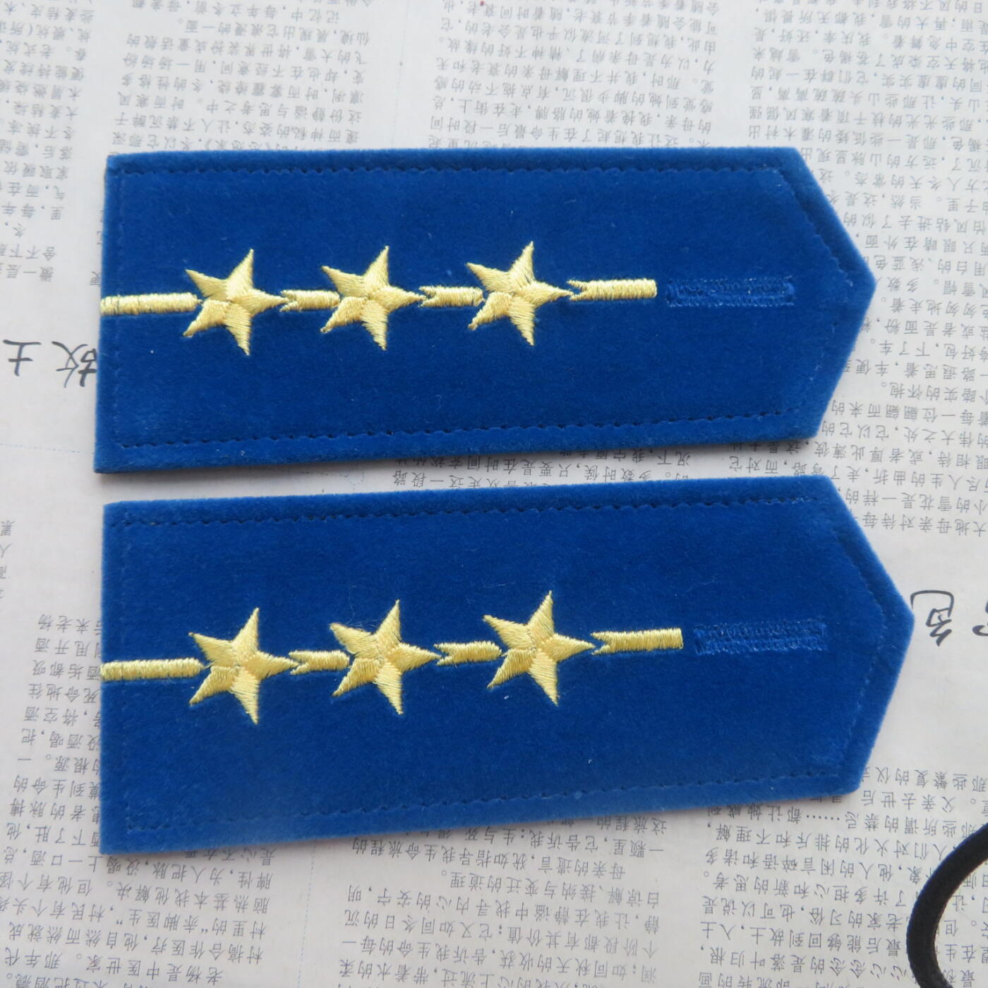 56--全新87空中尉、上尉4号软肩章各一付