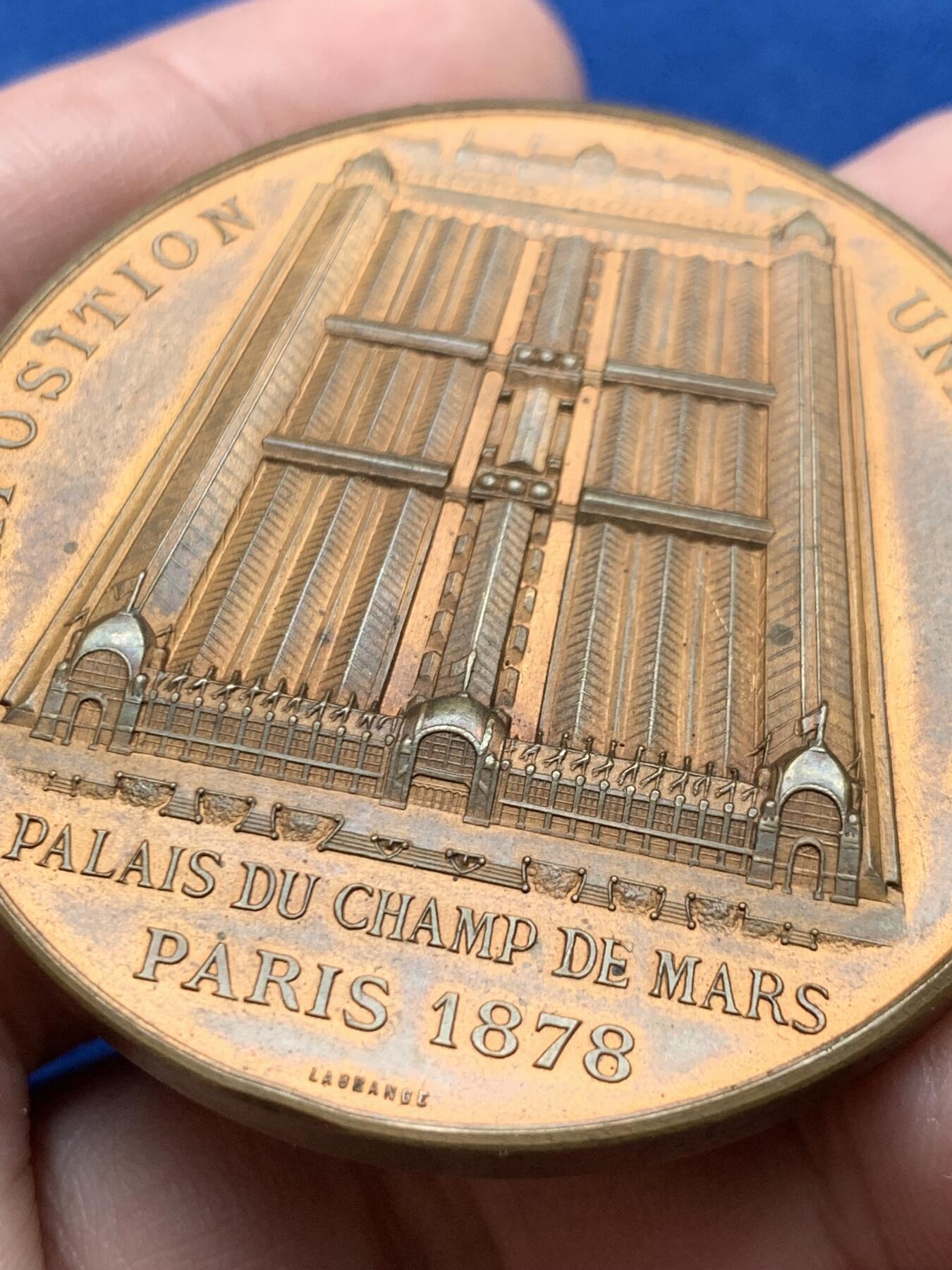 《竞宝斋》第440场 周日，周一，周二 3场连拍 （全场包邮） 法国1878年第七届世博会大铜章，直径50.6mm，重62.45克，正面是世博会主场馆战神宫，背面为宴会厅特罗卡德罗宫，原铜光状态，雕刻精美