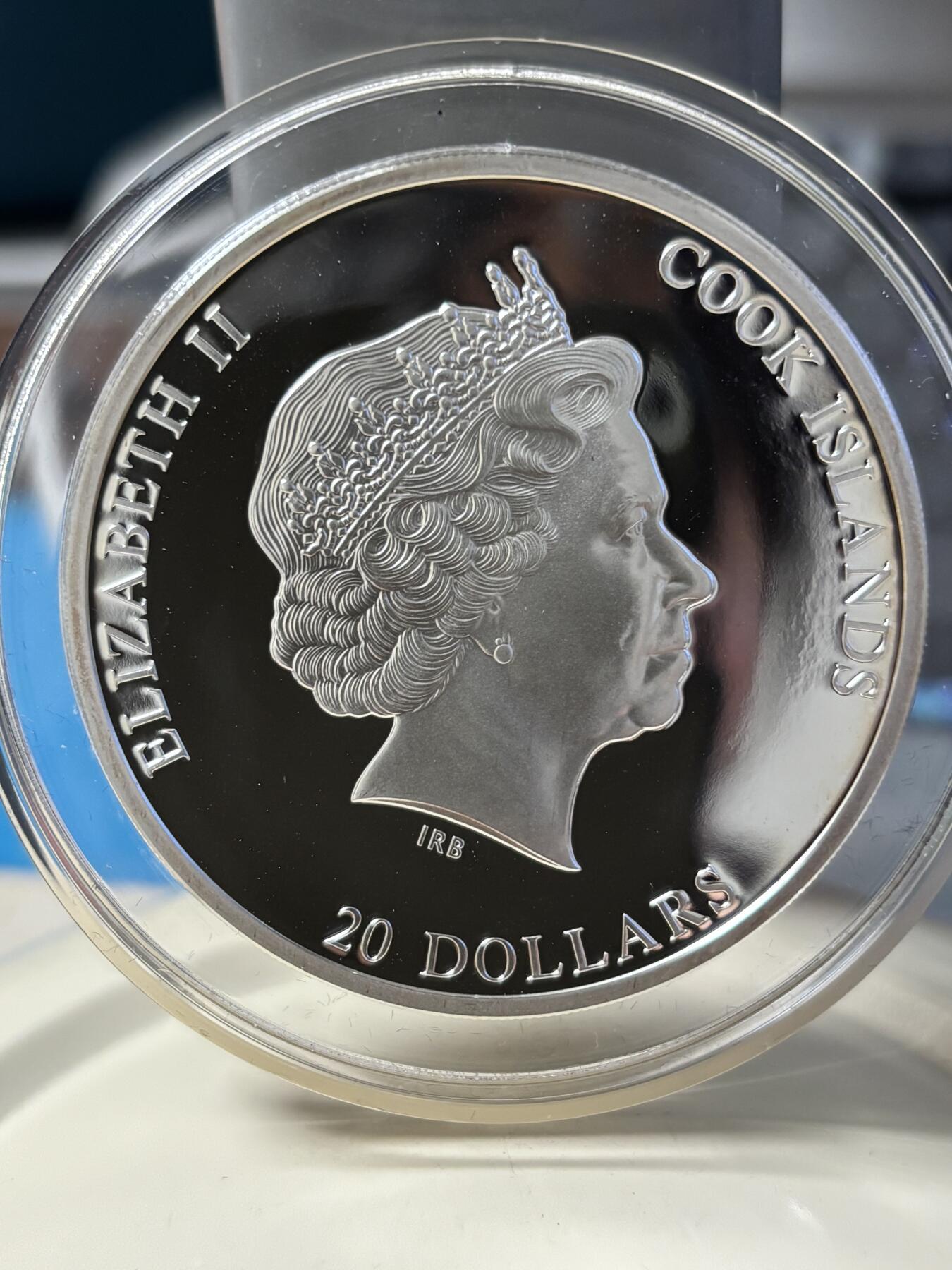 第182期拍卖 2012年库克20元镶水晶彩色精制银币 杰作系列-睡着的浴女（雷诺阿） 3盎司999银 盒证全，有氧化，国外售价在500美金左右，外盒有破