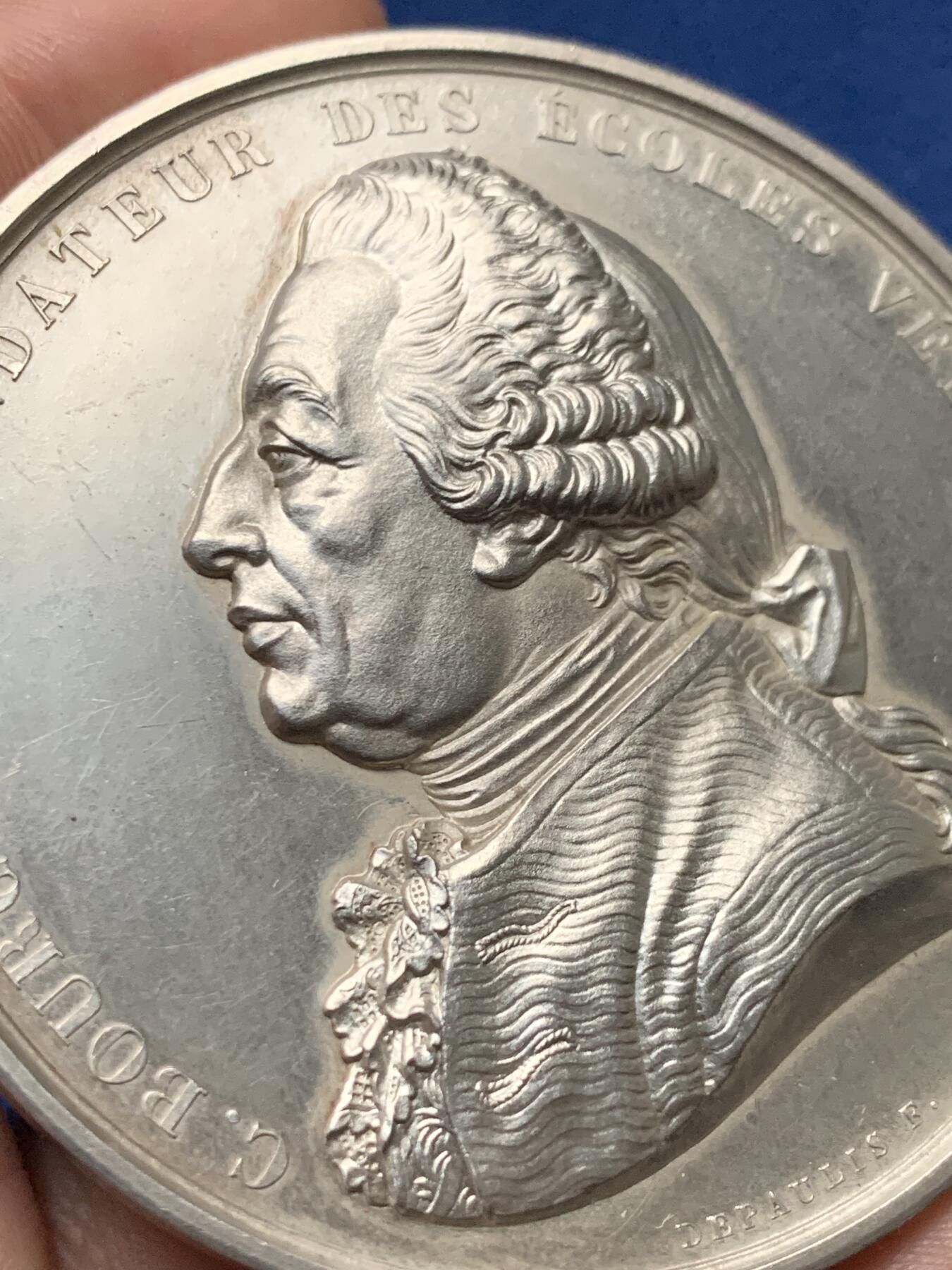 《竞宝斋》第440场 周日，周一，周二 3场连拍 （全场包邮） 法国Depaulis 阿尔福特兽医学院银章，创始人克劳德·布尔热拉头像，高浮雕，117.15g，63.1mm，蜜蜂边铭