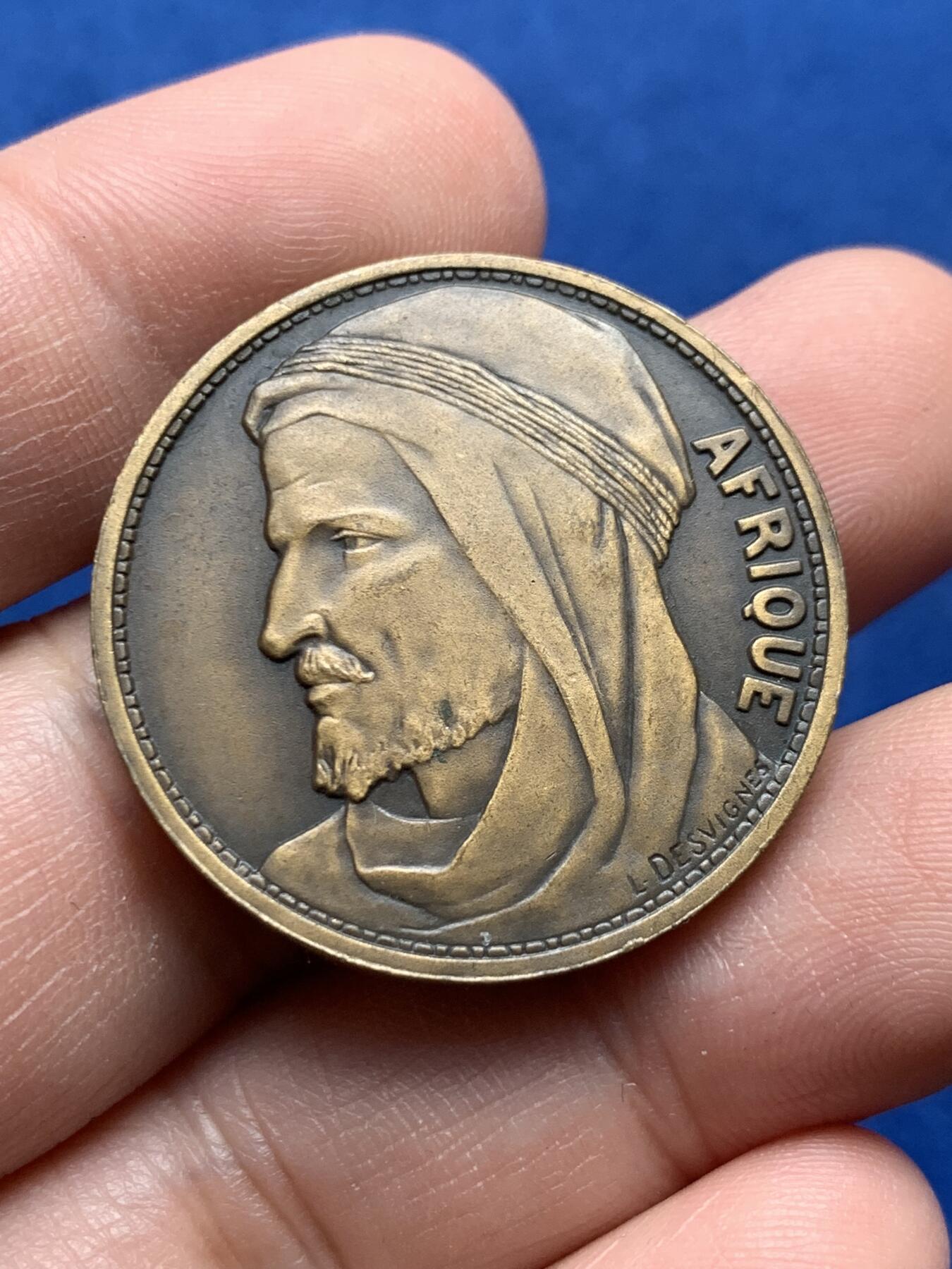 《竞宝斋》第440场 周日，周一，周二 3场连拍 （全场包邮） 法国巴黎举办的殖民地国际博览会铜章，非洲题材北非贝都因人的形象，17.24g，32.2mm