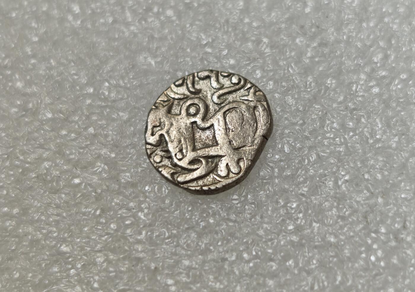 瓶子🏺第217期拍卖会  公元700-750年  沙希王朝牛瘤骑士打制银币