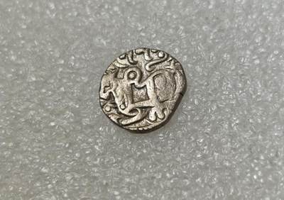 瓶子🏺第217期拍卖会 -  公元700-750年  沙希王朝牛瘤骑士打制银币