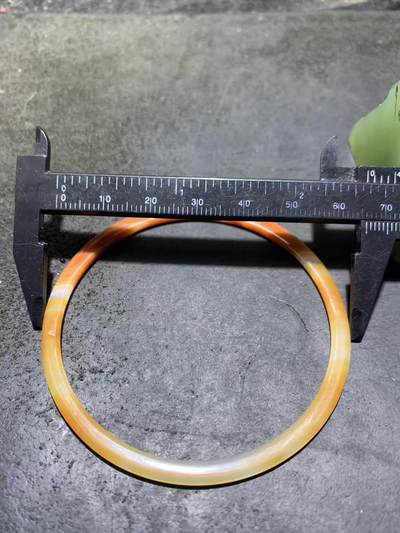 精美缠丝玛瑙条镯一只 精美缠丝玛瑙条镯一只