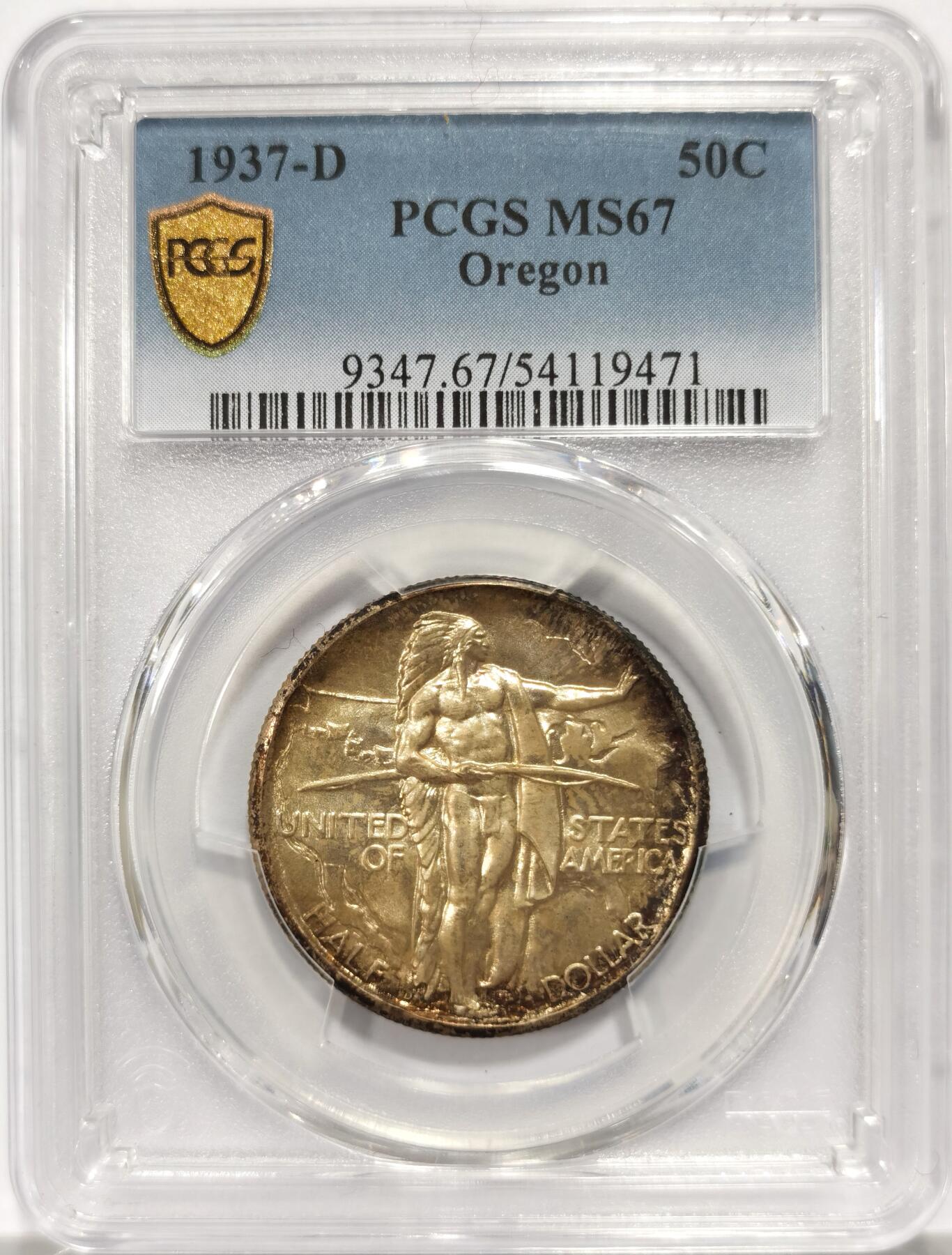 博洋堂藏家专场系列之美国钱币白金之夜专场暨第148期（全场包邮） PCGS MS67 美国1937 D 俄勒冈半美元小径纪念币 这枚硬币的设计被公认为美国铸币史上最美丽的艺术品之一 该币的发行旨在支持俄勒冈小径纪念协会的纪念标志和教育工作 发行量仅为12,008枚 获得此等高分凤毛麟角 此枚麦稀奇所见最高分 人像面环状赤红包浆 双面覆盖老包浆 极具吸引力 绝佳的藏品