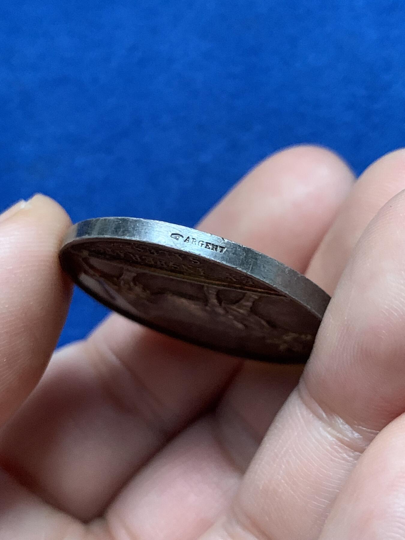 《竞宝斋》第440场 周日，周一，周二 3场连拍 （全场包邮） 法国巴黎天花接种牛痘疫苗银章，32.2MM，15.78克，手指边铭，带五彩光泽包浆