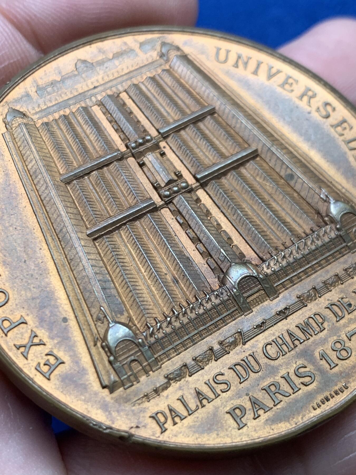 《竞宝斋》第440场 周日，周一，周二 3场连拍 （全场包邮） 法国1878年第七届世博会大铜章，直径50.6mm，重62.45克，正面是世博会主场馆战神宫，背面为宴会厅特罗卡德罗宫，原铜光状态，雕刻精美