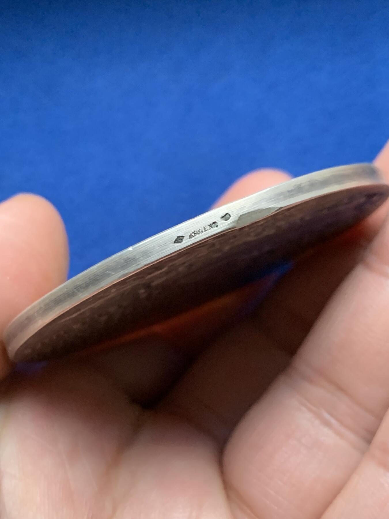 《竞宝斋》第440场 周日，周一，周二 3场连拍 （全场包邮） 法国O.Roty 自由帽玛丽安娜 由下塞纳省省长提供大银章，82.37g，58.8mm，边铭：野猪头+菱形argent，有轻磕