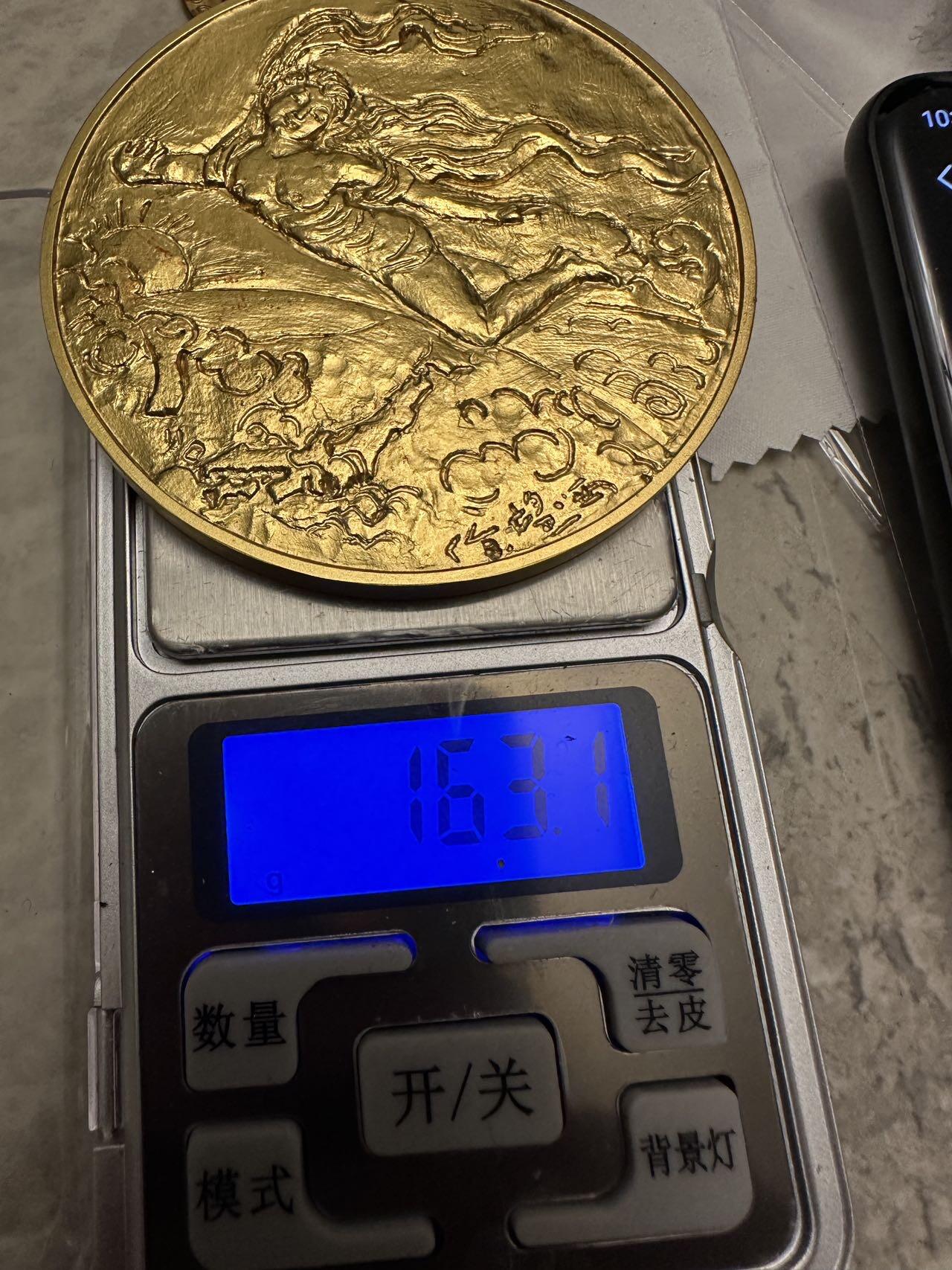 蒂克钱币-第48场日本章牌专场 东京国际空港 天女飞翔镀金章 北村西望作 70mm 163g 亚克力盒