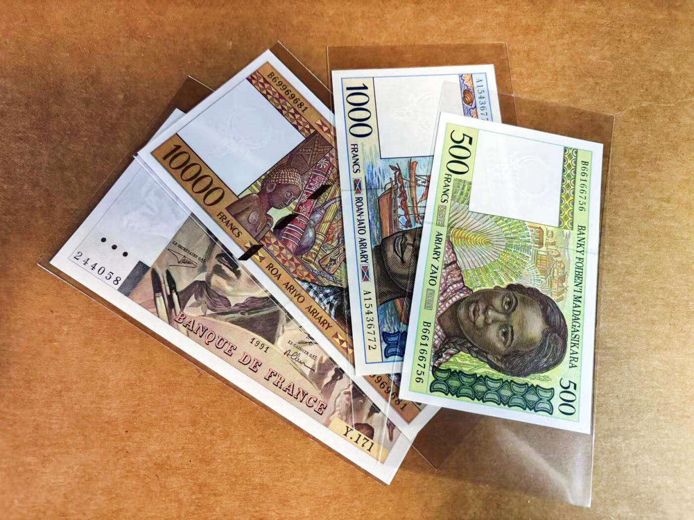 【Blue Auction】世界纸币精拍第752期——18级TOP拍卖/信誉/品质/专业/高效💫 【一组4张】马达加斯加、法国纸币一组  UNC（个别非常轻微荧光点）