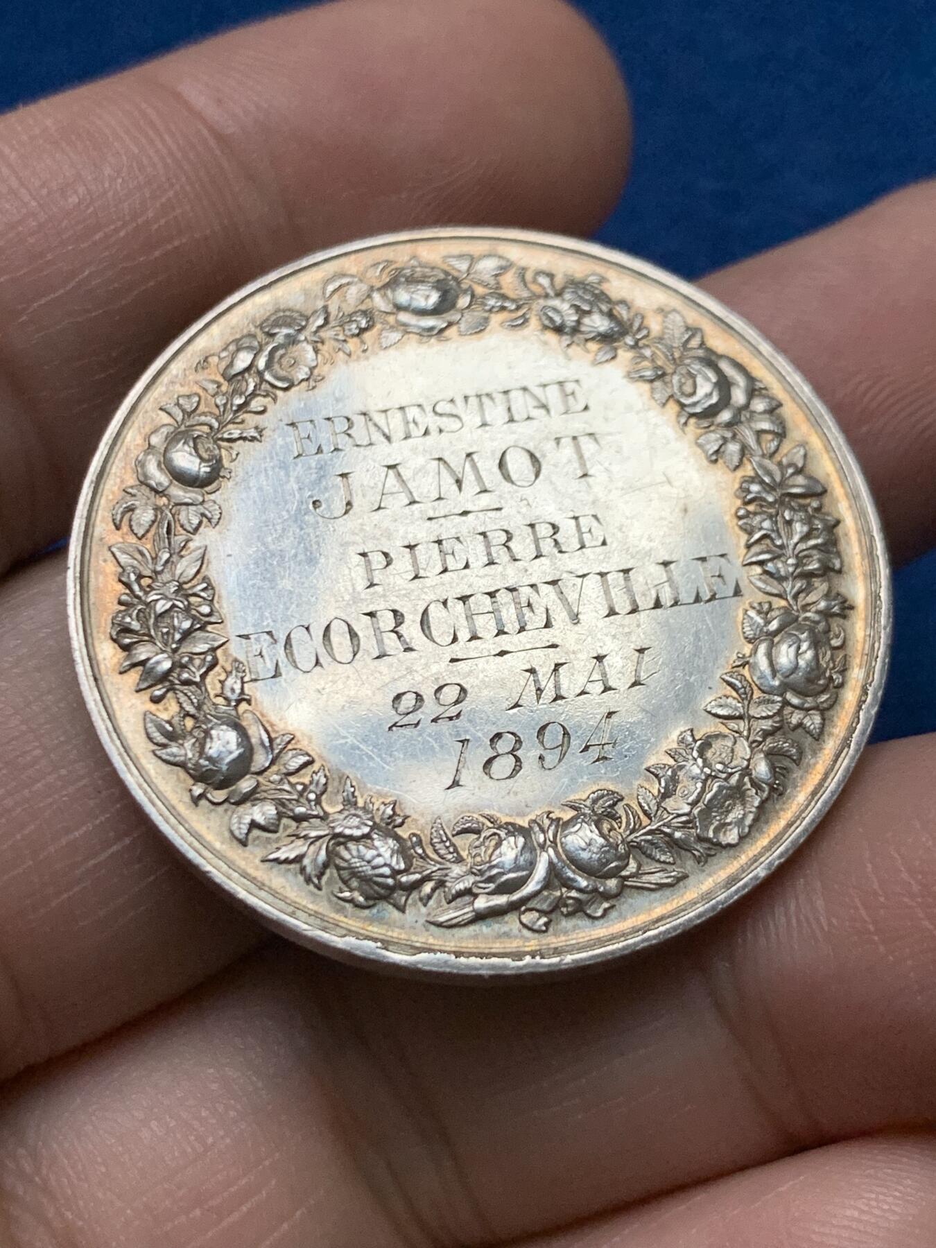 《竞宝斋》第440场 周日，周一，周二 3场连拍 （全场包邮） 法国婚姻与爱情纪念银章，22.52g，36.2mm，丰饶角边铭，手工雕花