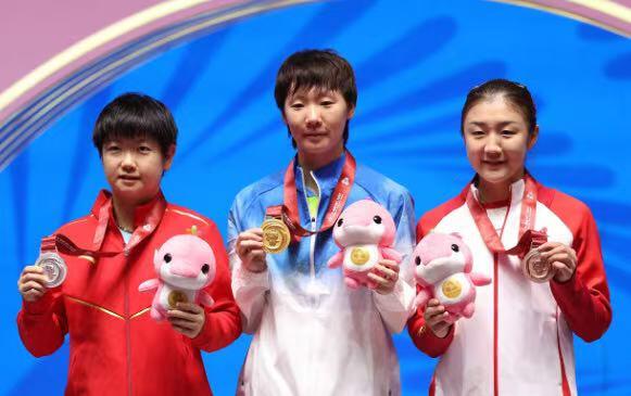 零元拍：黄金组合王曼昱蒯曼双签中国乒协官方出品《乒乓世界》纪念卡！24.5/17.5CM