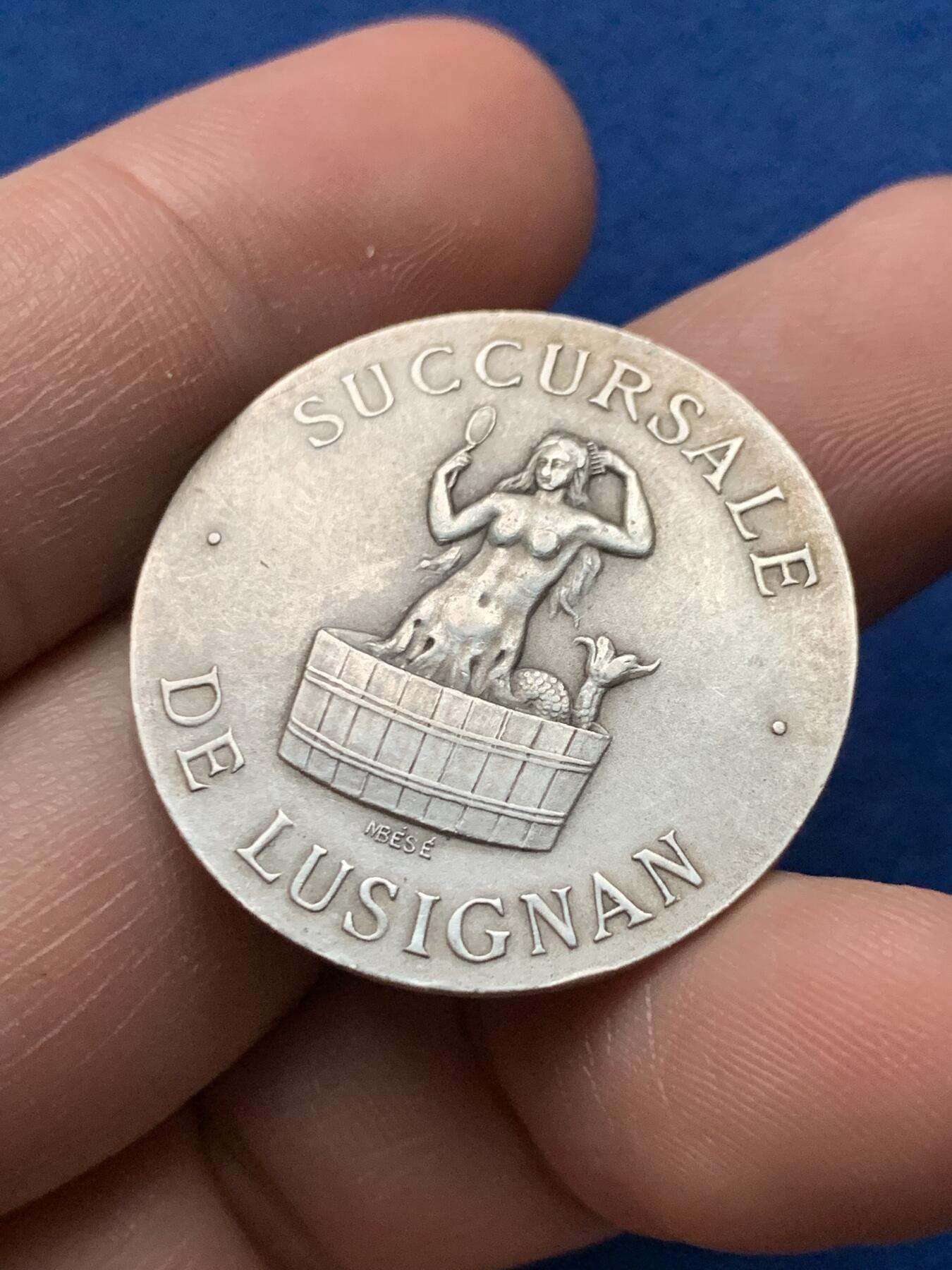 《竞宝斋》第440场 周日，周一，周二 3场连拍 （全场包邮） 法国普瓦捷储蓄银行银质代币，海妖在澡盆里，11.1g，30mm，丰饶角1argent边铭