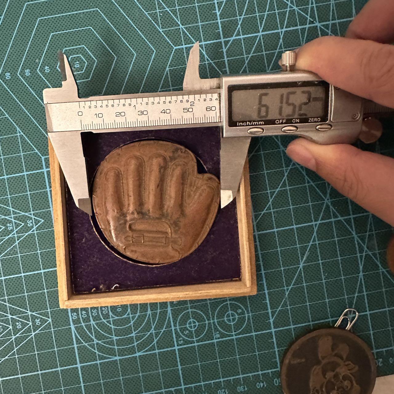 蒂克钱币-第48场日本章牌专场 日本昭和6年 棒球联盟 老铜章61mm 130g 木盒无盖