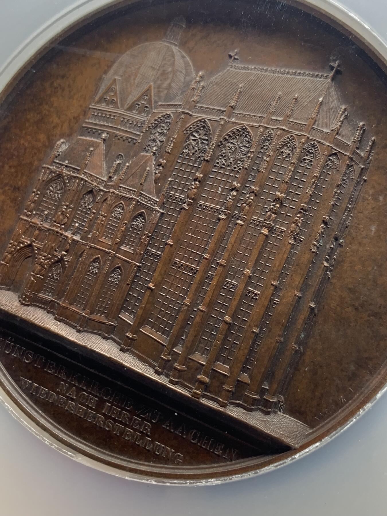 《竞宝斋》第440场 周日，周一，周二 3场连拍 （全场包邮） NGC MS62BN 德国1853年克隆大教堂铜章，德国著名教堂，列入世界遗产目录，编号516-017，是由著名雕刻师Jacques Wiener雕刻（教堂主题系列名录），不可多得的收藏佳品，双面高浮雕，加大加厚盒，观赏性强，收藏价值高，不可错过。首见品。