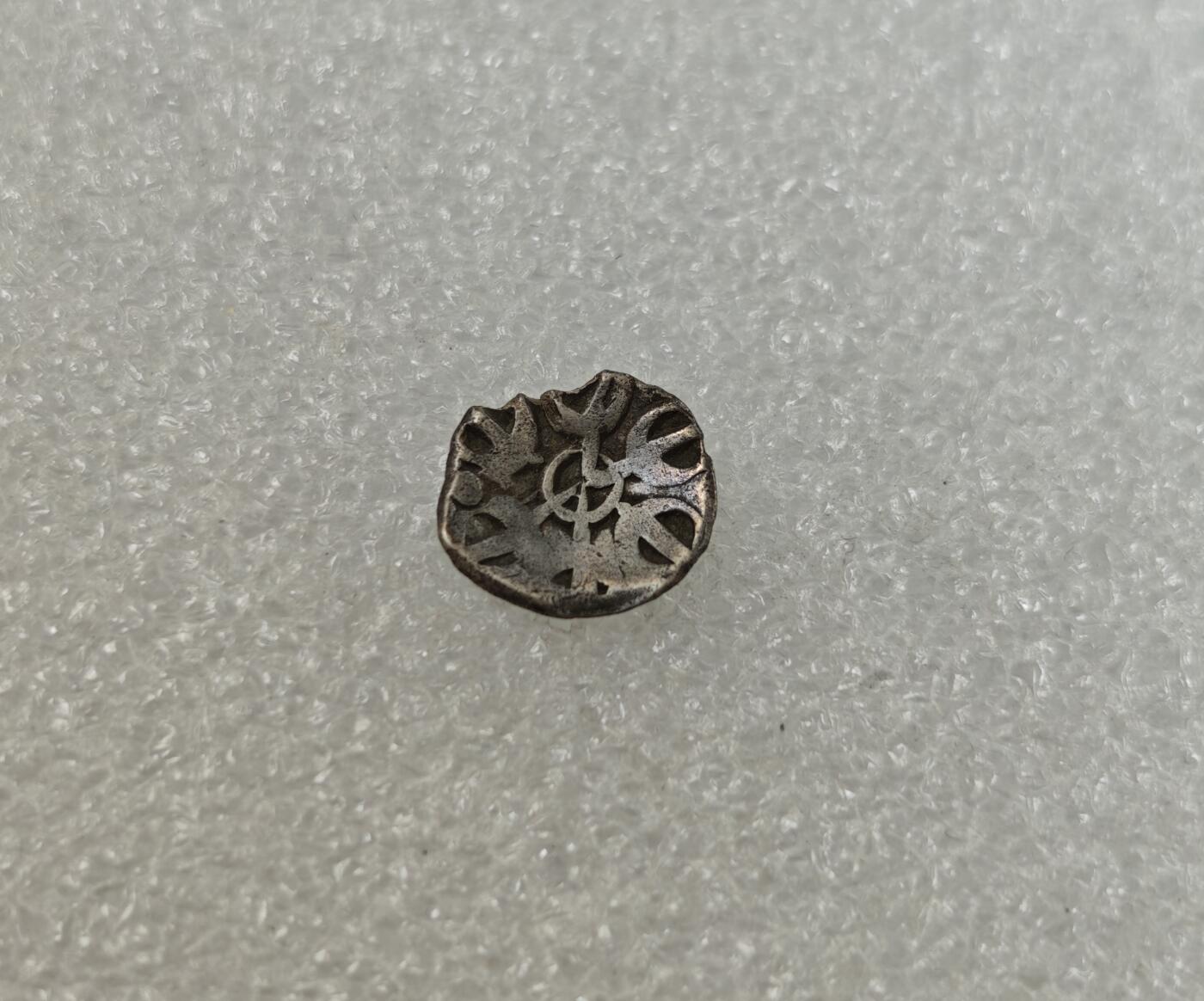 瓶子🏺第217期拍卖会  公元前5世纪犍陀罗六臂金刚杵图案打制银币 1/16萨塔玛银币