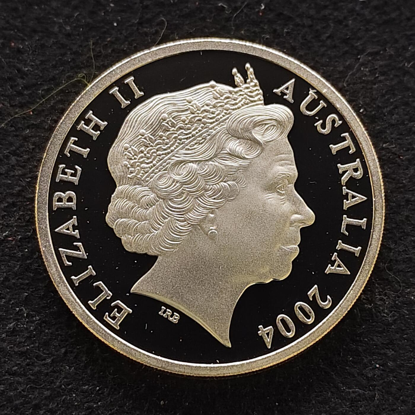 【全场包邮】纯粹捡漏拍479场（免费代拍第16场） 澳大利亚2004年5元澳式足球联盟（AFL）精制999纯金镀金纪念币-橄榄球形原盒带证书