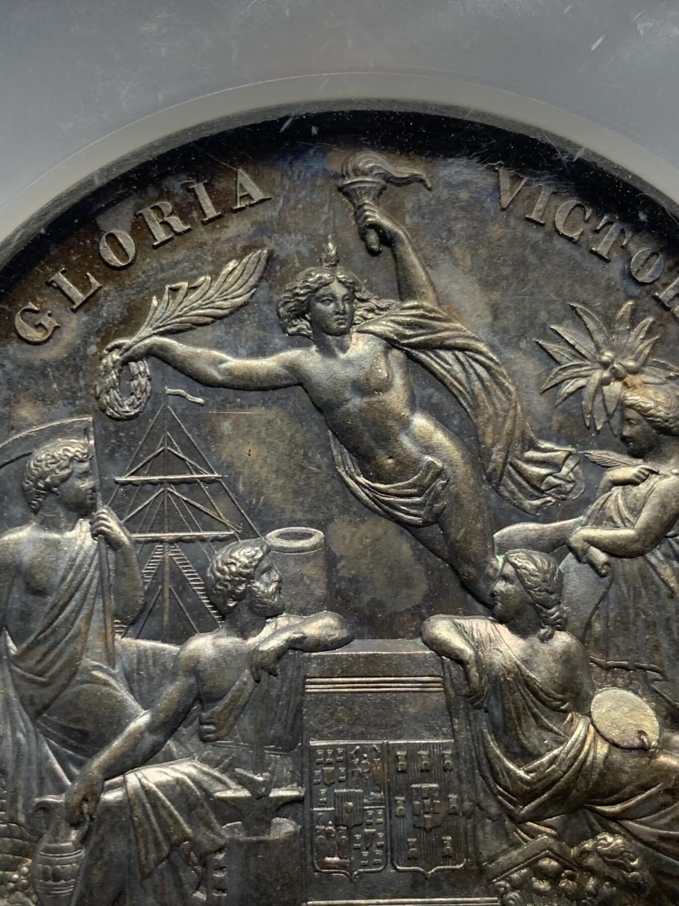 《竞宝斋》第440场 周日，周一，周二 3场连拍 （全场包邮） NGC MS61 葡萄牙1865年波尔多国际博览会大银章，首见品，高浮雕，深彩包浆，艺术性强，正面5个神话人物雕刻细腻，无磨损。赏心悦目爱不释手，这样的大银章很少见了。艺术价值高，值得珍藏。加大加厚盒。著名雕刻家：C.Wiener作品。直径：58mm，重：76g。