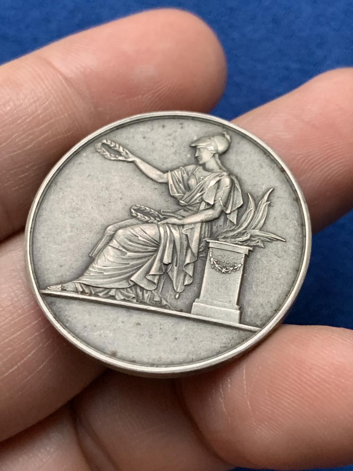 《竞宝斋》第440场 周日，周一，周二 3场连拍 （全场包邮） 法国 雅典娜递花环坐像银章 32.2mm 16.35g