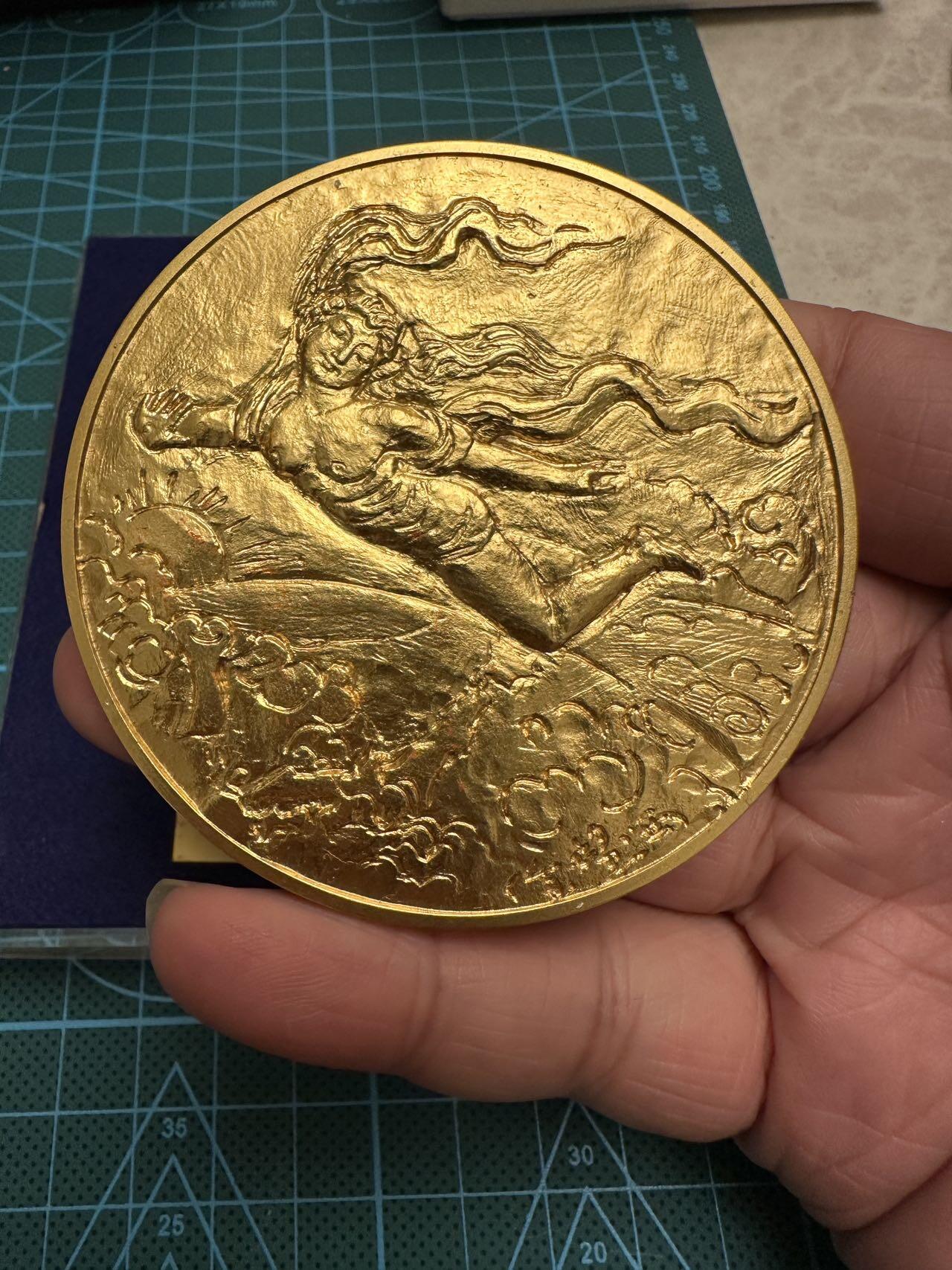 蒂克钱币-第48场日本章牌专场 东京国际空港 天女飞翔镀金章 北村西望作 70mm 163g 亚克力盒