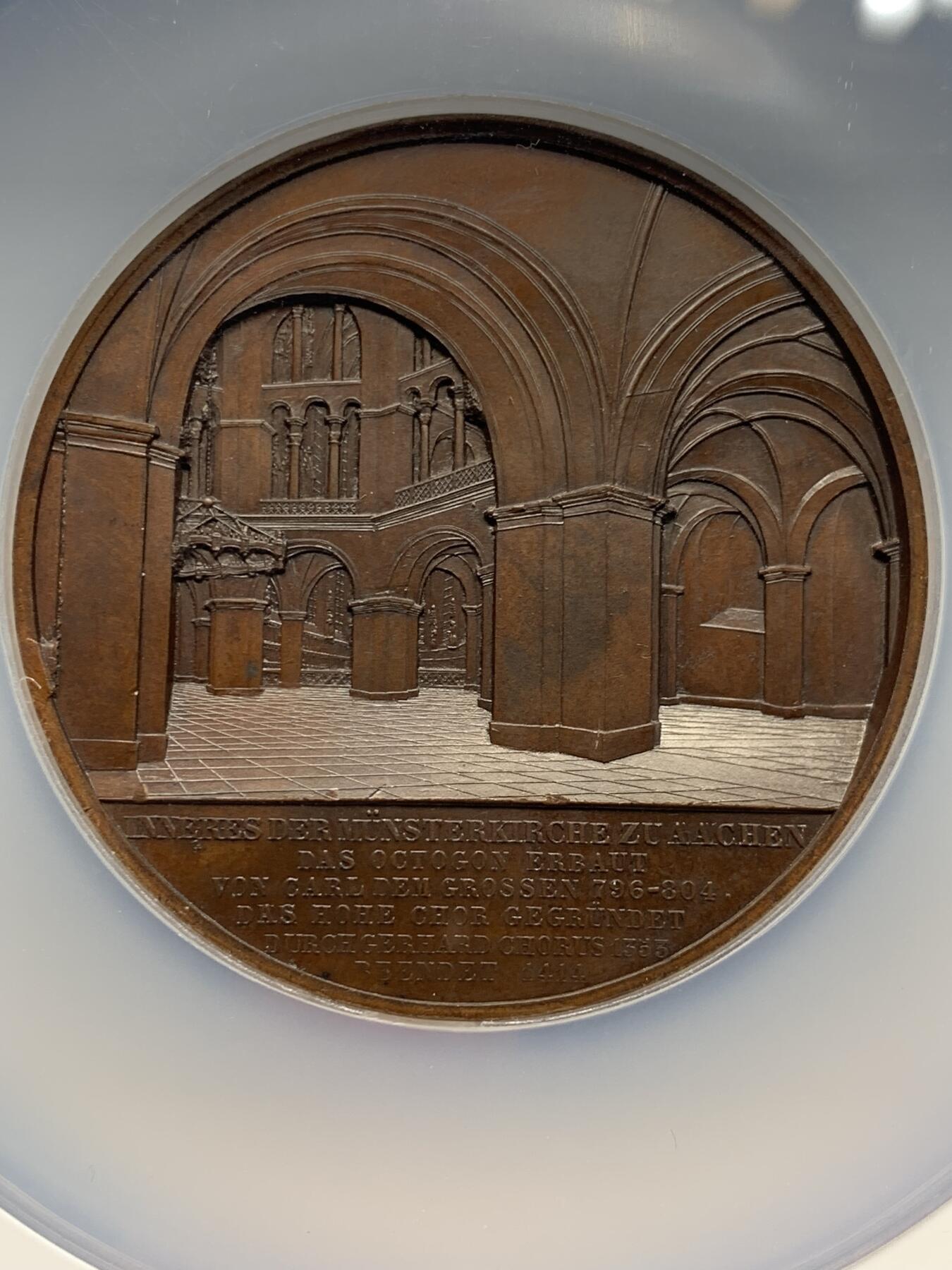 《竞宝斋》第440场 周日，周一，周二 3场连拍 （全场包邮） NGC MS62BN 德国1853年克隆大教堂铜章，德国著名教堂，列入世界遗产目录，编号516-017，是由著名雕刻师Jacques Wiener雕刻（教堂主题系列名录），不可多得的收藏佳品，双面高浮雕，加大加厚盒，观赏性强，收藏价值高，不可错过。首见品。