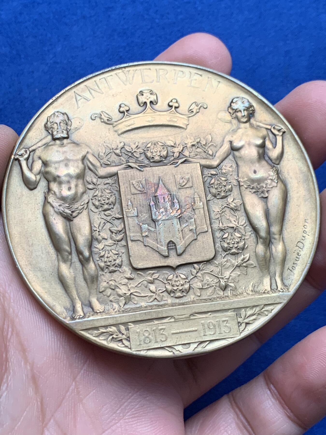 《竞宝斋》第440场 周日，周一，周二 3场连拍 （全场包邮） 比利时著名画家亨德里克•德凯泽大铜章 背面为比利时著名雕刻家约苏埃•杜朋的安特卫普市徽雕像 带半个盒子（缺少盖子） 直径69.5mm 重量121g