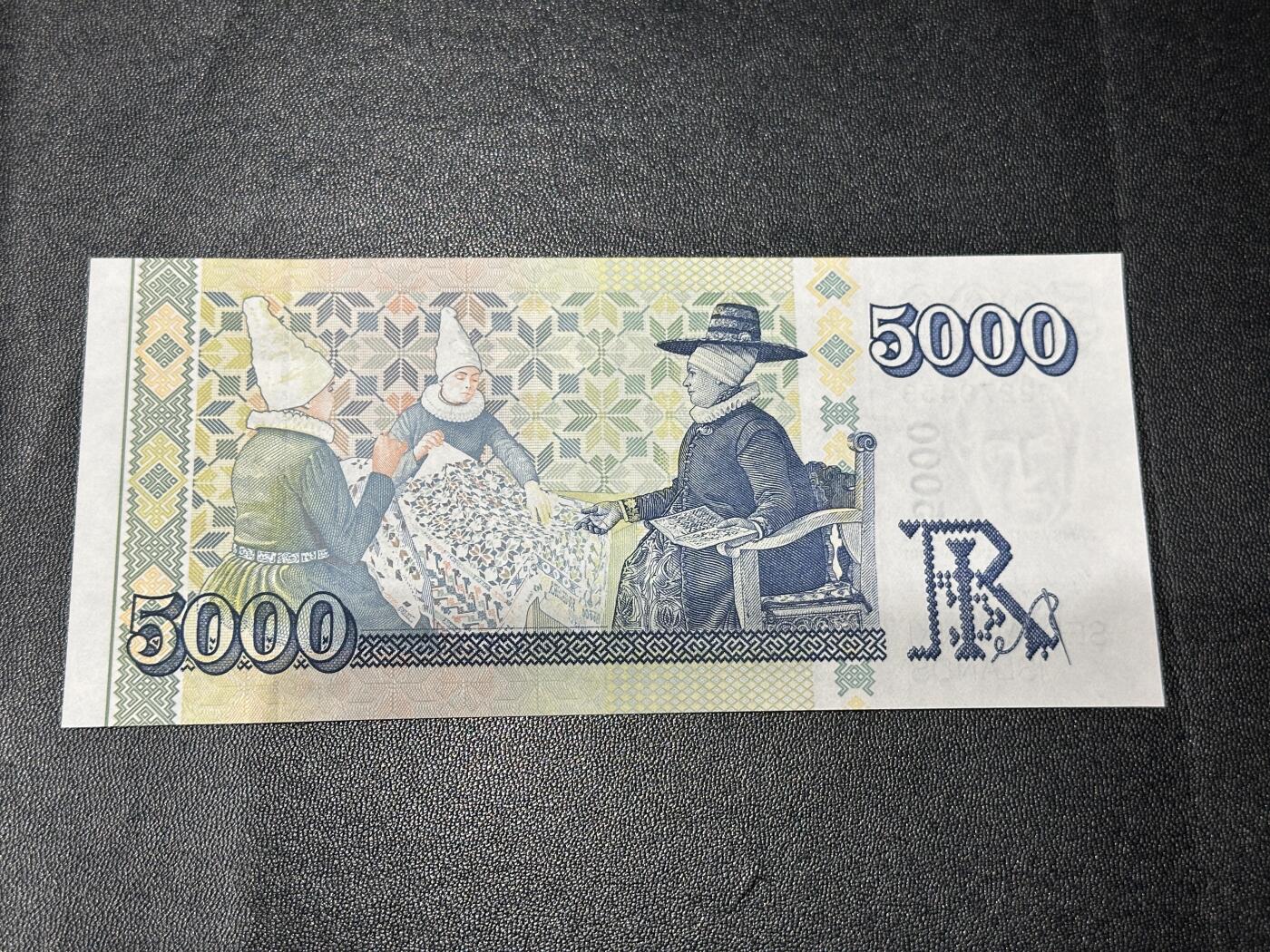 《外钞收藏家》第五百八十六期（品种丰富、精品多）（本平台长期征集拍品、欢迎藏友们联系合作） 2001年冰岛5000克朗全新 豹子头222