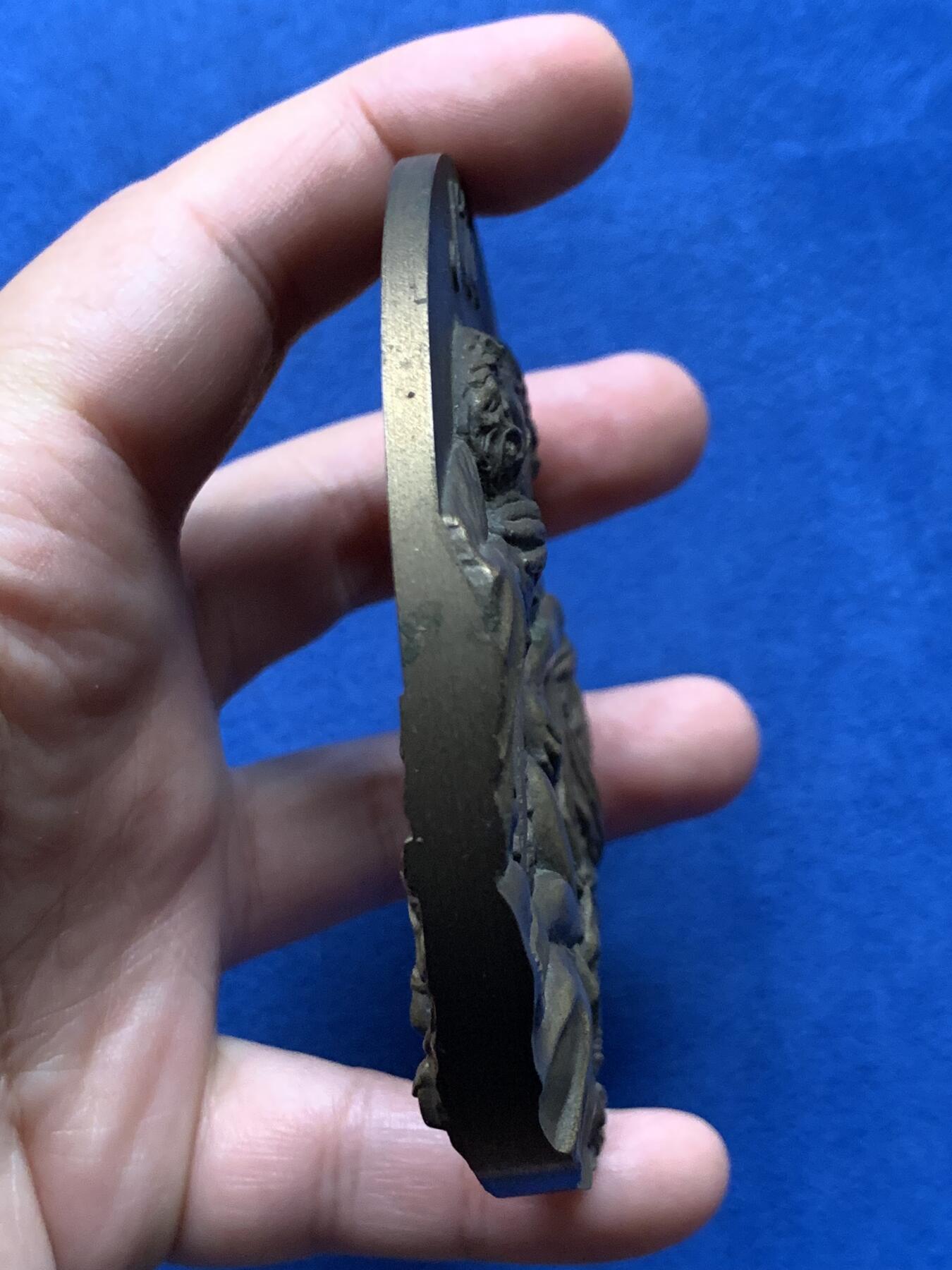 《竞宝斋》第440场 周日，周一，周二 3场连拍 （全场包邮） 法国宗教圣诞颂歌铜奖章，317.9g，90.4mm，无边铭，超高浮雕，带原包装