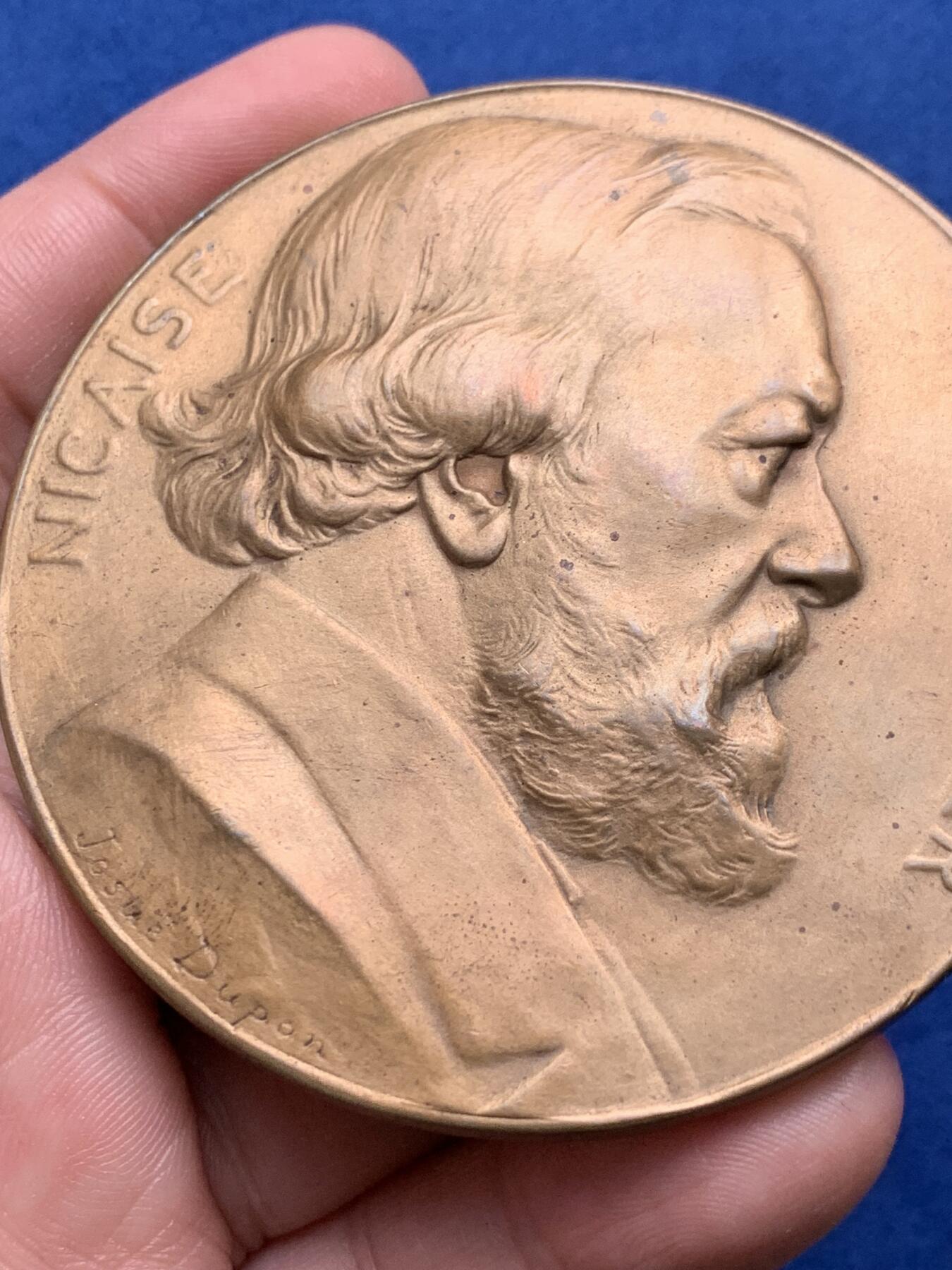 《竞宝斋》第440场 周日，周一，周二 3场连拍 （全场包邮） 比利时著名画家亨德里克•德凯泽大铜章 背面为比利时著名雕刻家约苏埃•杜朋的安特卫普市徽雕像 带半个盒子（缺少盖子） 直径69.5mm 重量121g