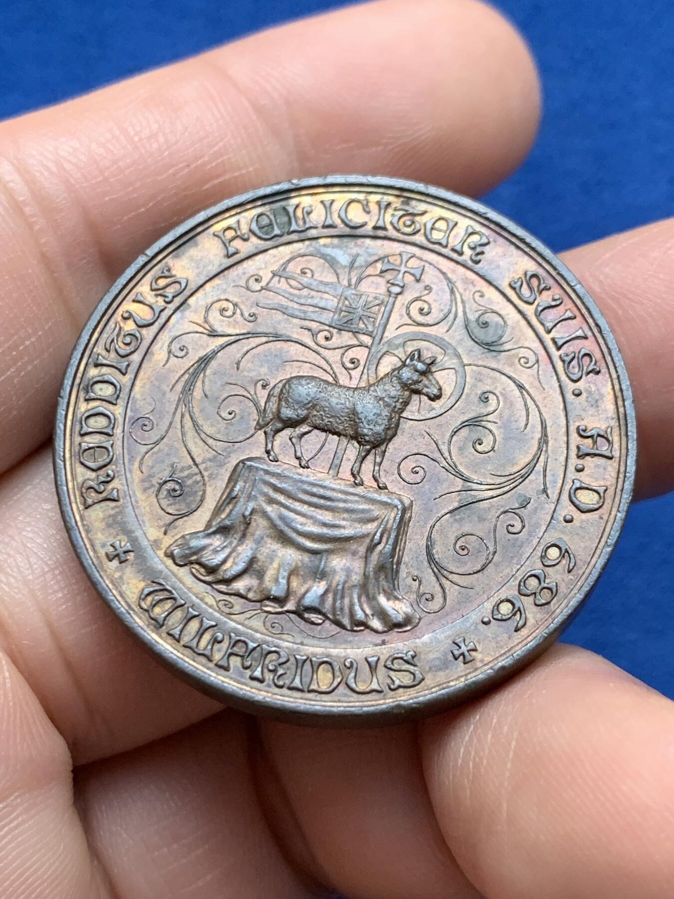 《竞宝斋》第440场 周日，周一，周二 3场连拍 （全场包邮） 英国里彭千年纪念铜章和白色金属章2枚，分别重27.52g，18.75g，尺寸36.2mm