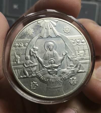  乌克兰传统节日Christmas eve纪念币，直径35mm，重16.54克。正面是面值5格里夫纳和加百列及乌列。反面是玛利亚，刚出生的Jesus和东方的三位智者。 -  乌克兰传统节日Christmas eve纪念币，直径35mm，重16.54克。正面是面值5格里夫纳和加百列及乌列。反面是玛利亚，刚出生的Jesus和东方的三位智者。