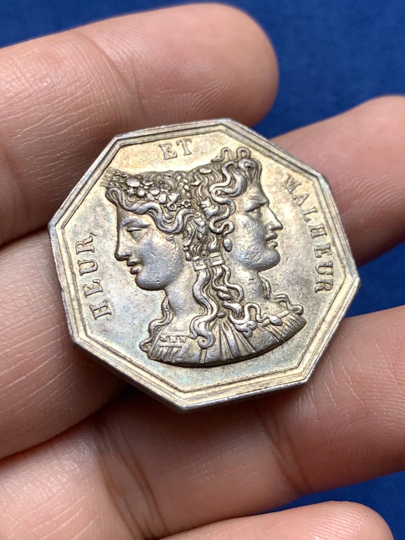 《竞宝斋》第440场 周日，周一，周二 3场连拍 （全场包邮） 法国寓言故事幸福与不幸八角银章，30.1MM，14克，早期神灯边铭，此原铸银章品相难得