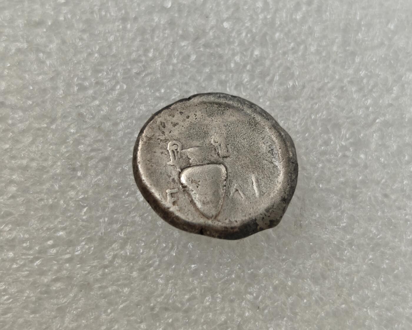 瓶子🏺第217期拍卖会   古希腊银币底比斯（也叫忒拜城）圣战士银标币 公元前368-前364年 正面是重装步兵著名的忒拜盾 背面酒罐是现在欧洲杯的奖杯原型 这枚钱币被制作时底比斯尚沐浴在大败斯巴达的荣光之下，在希腊世界称霸 见证了底比斯的辉煌岁月 22毫米 11.95克